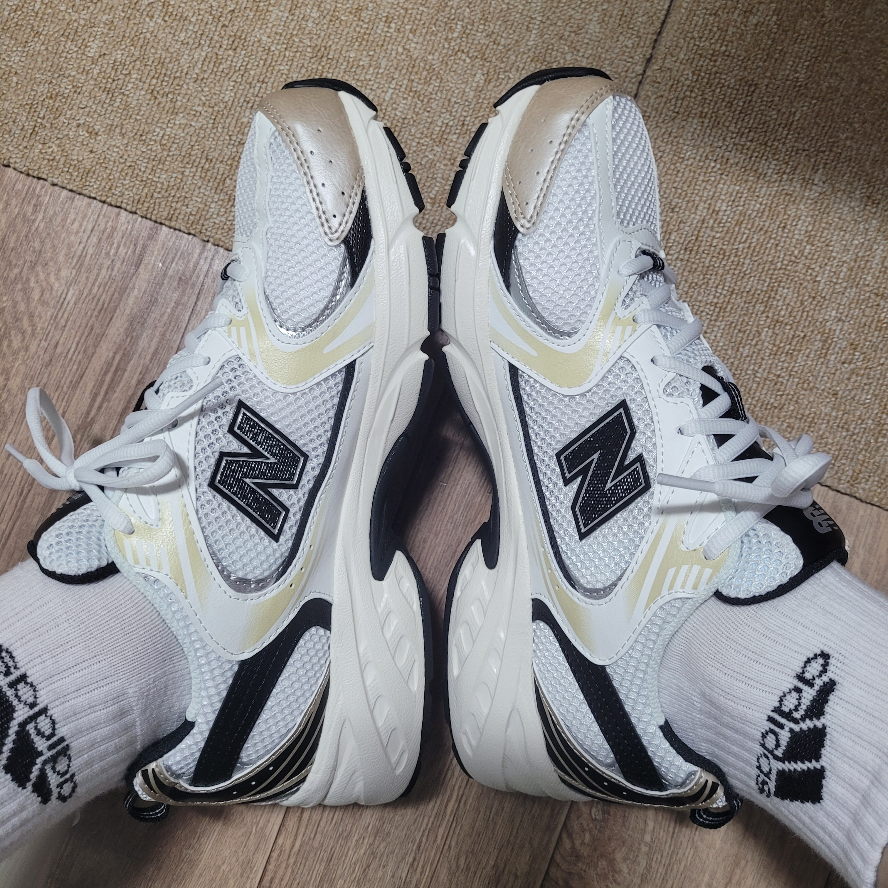 New Balance 530 White Gold 착용 스타일 - 2