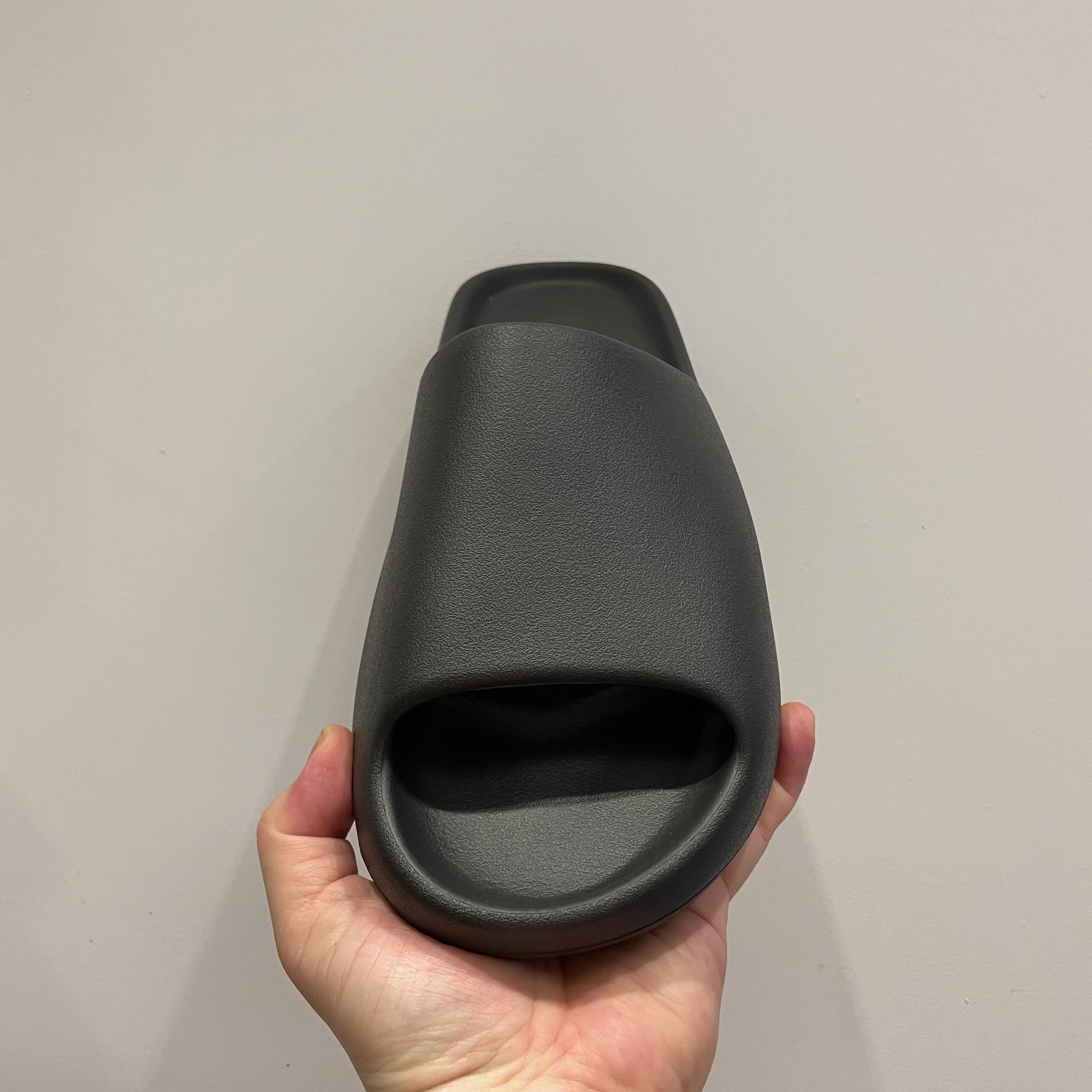 Adidas Yeezy Slide Onyx 착용 스타일 - 4