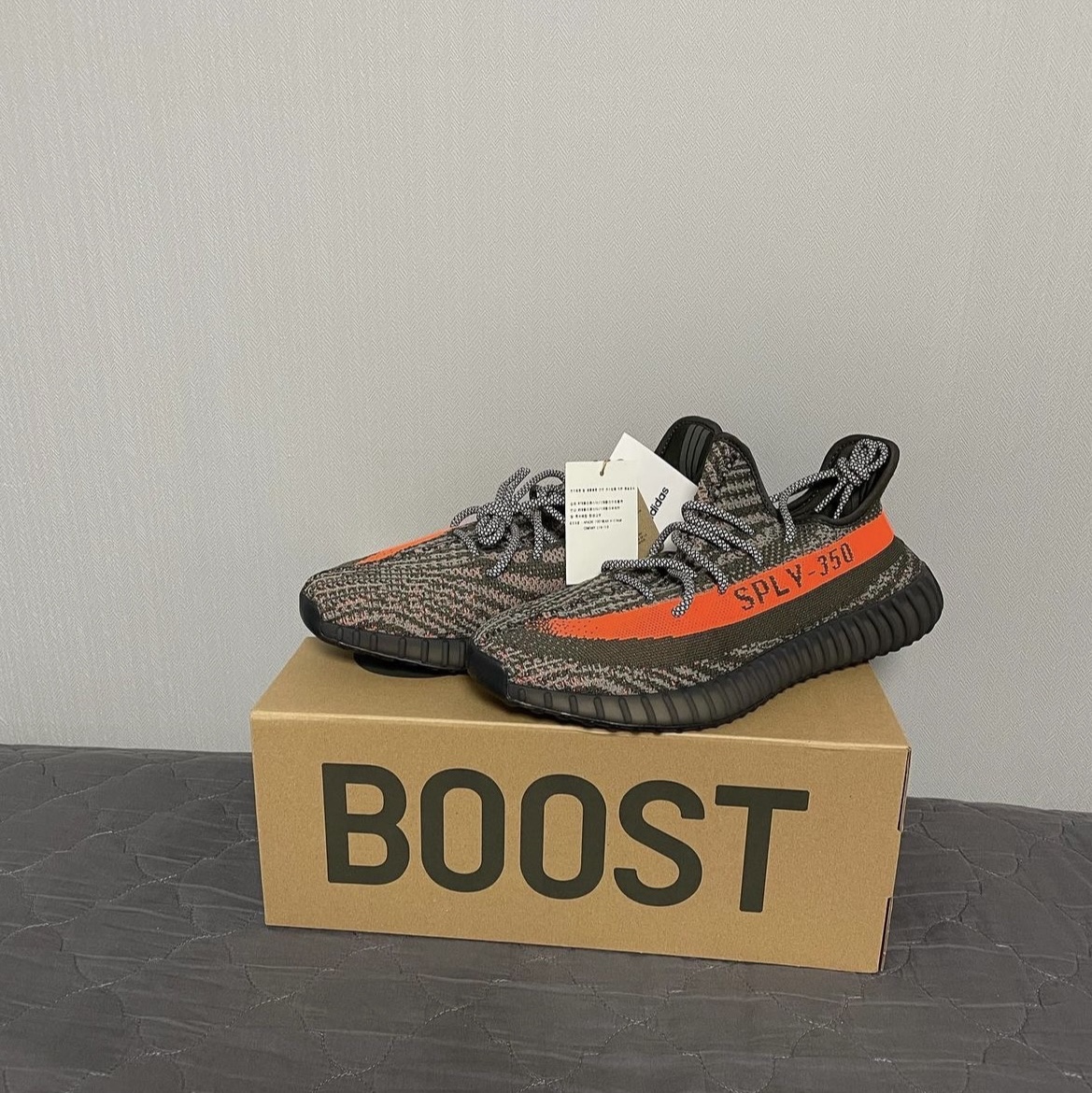 Adidas Yeezy Boost 350 V2 Carbon Beluga 착용 스타일