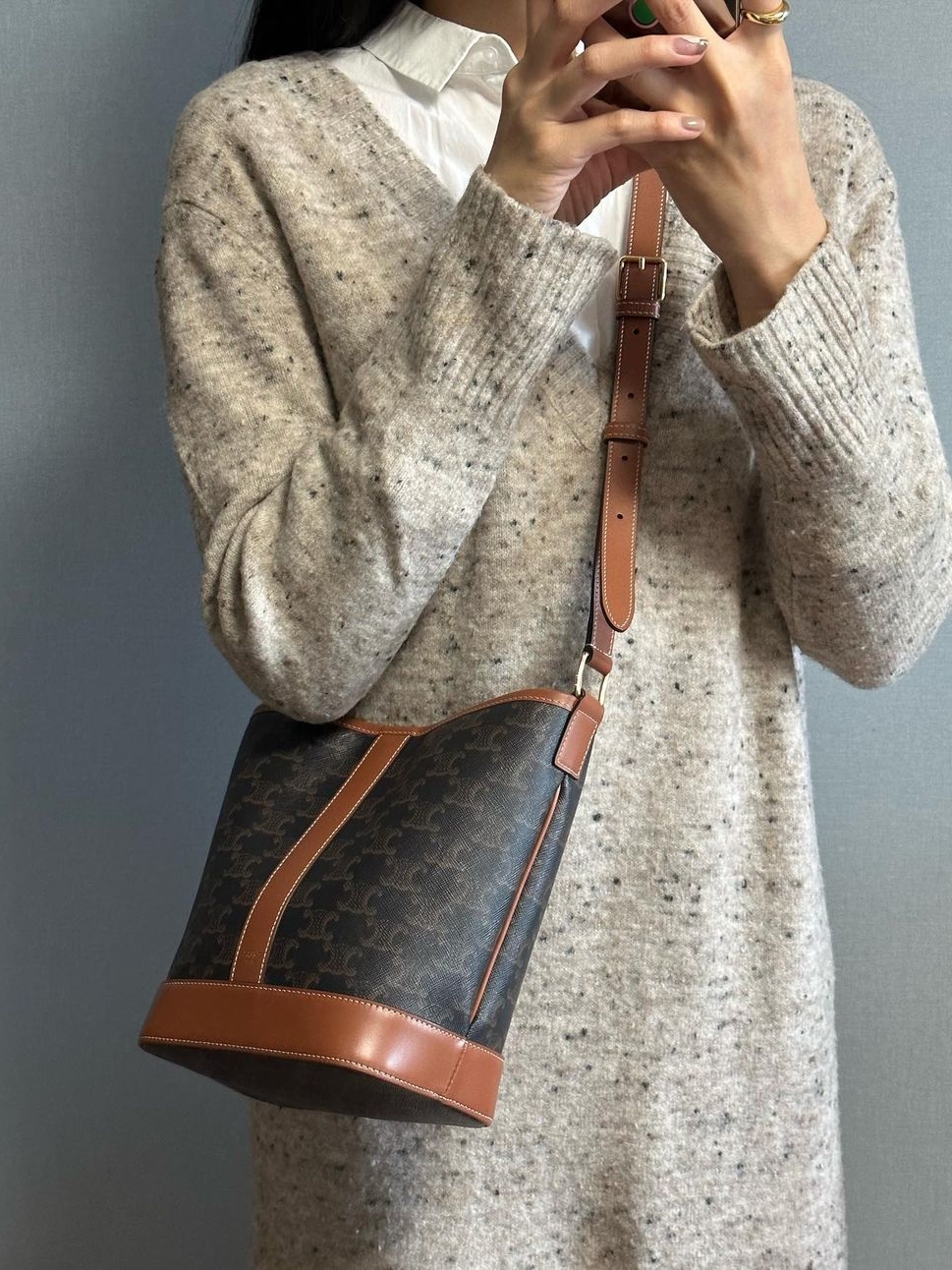 Celine Small Bucket in Triomphe Canvas and Calfskin Tan, Celine Small Bucket in Triomphe Canvas Calfskin White 착용 스타일