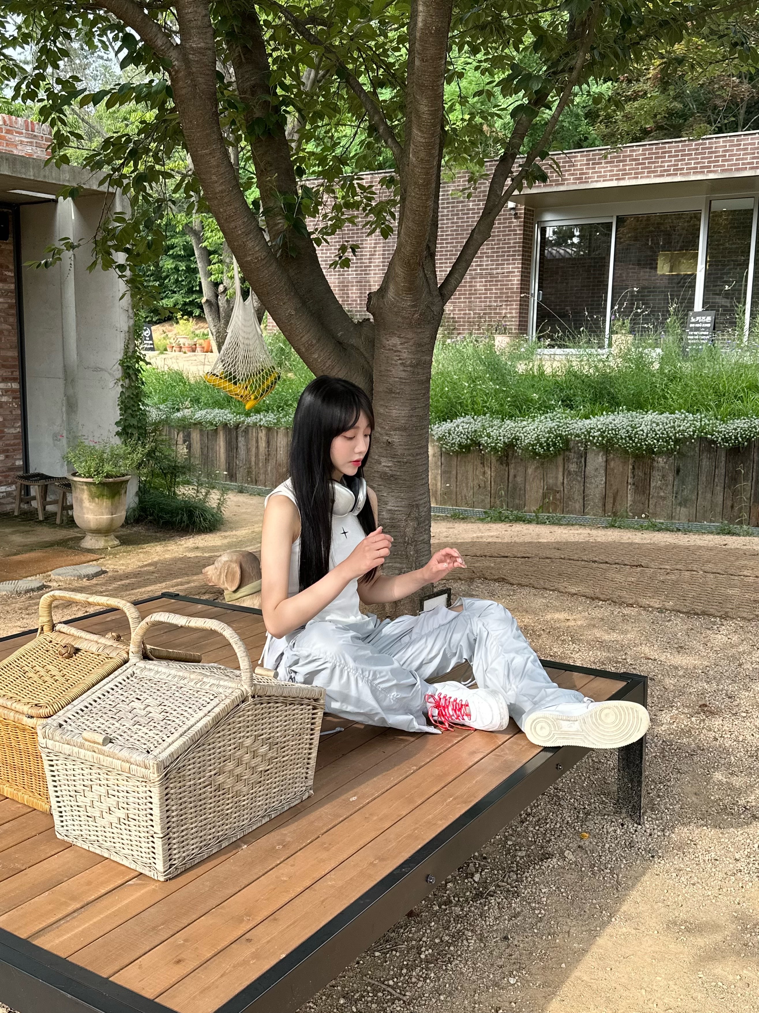 Apple AirPods Max Lightning Silver (Korean Ver.), Nike x Supreme Air Force 1 Low White 착용 스타일 - 1