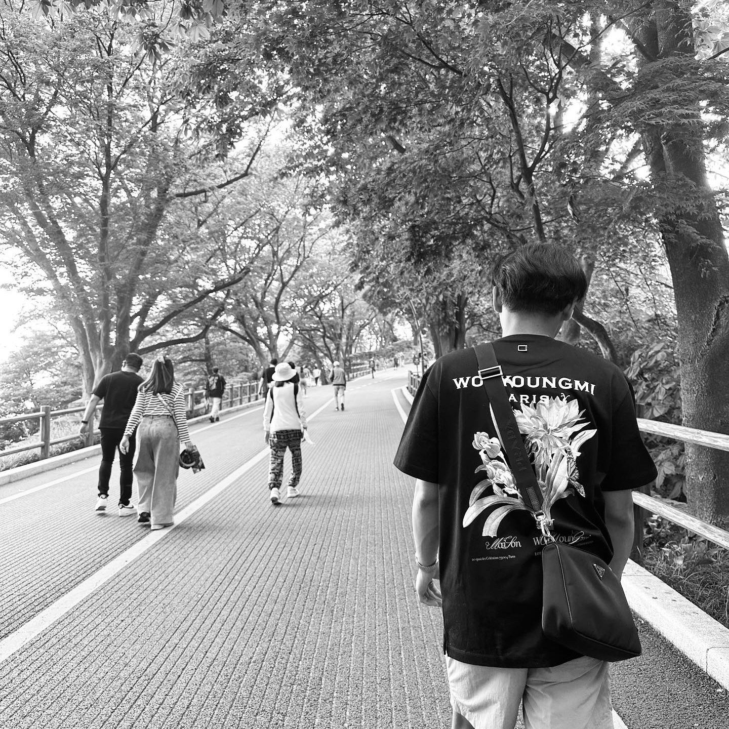 Wooyoungmi Flower Print Back Logo T-Shirt Black - 23SS, Prada Re-Nylon and Saffiano Leather Shoulder Bag Black 착용 스타일