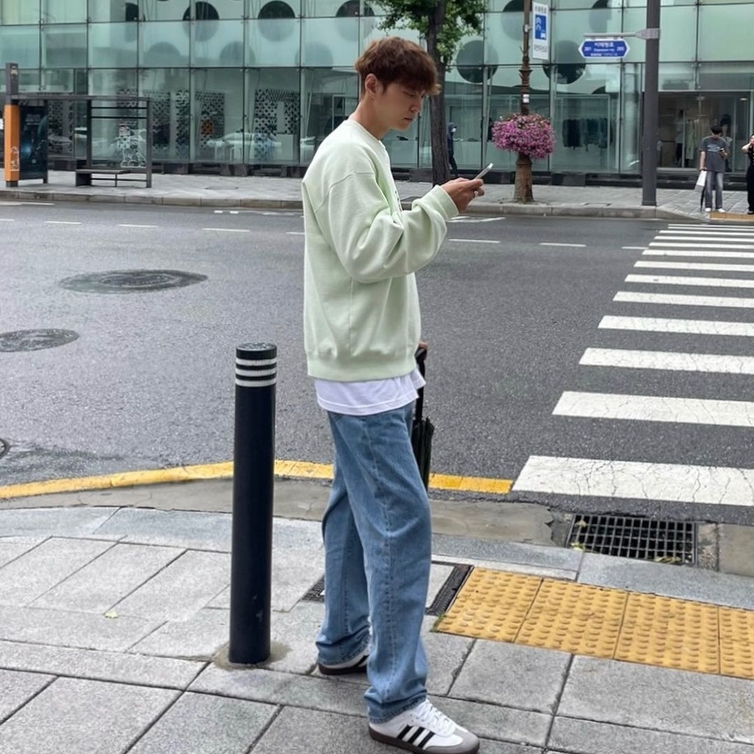 Supreme Crest Crewneck Light Green - 23SS, Adidas Samba Vegan White Black 착용 스타일 - 2