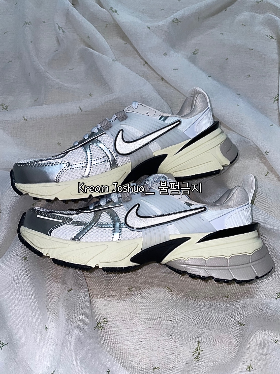 Nike V2K Run Summit White Metallic Silver 착용 스타일 - 2