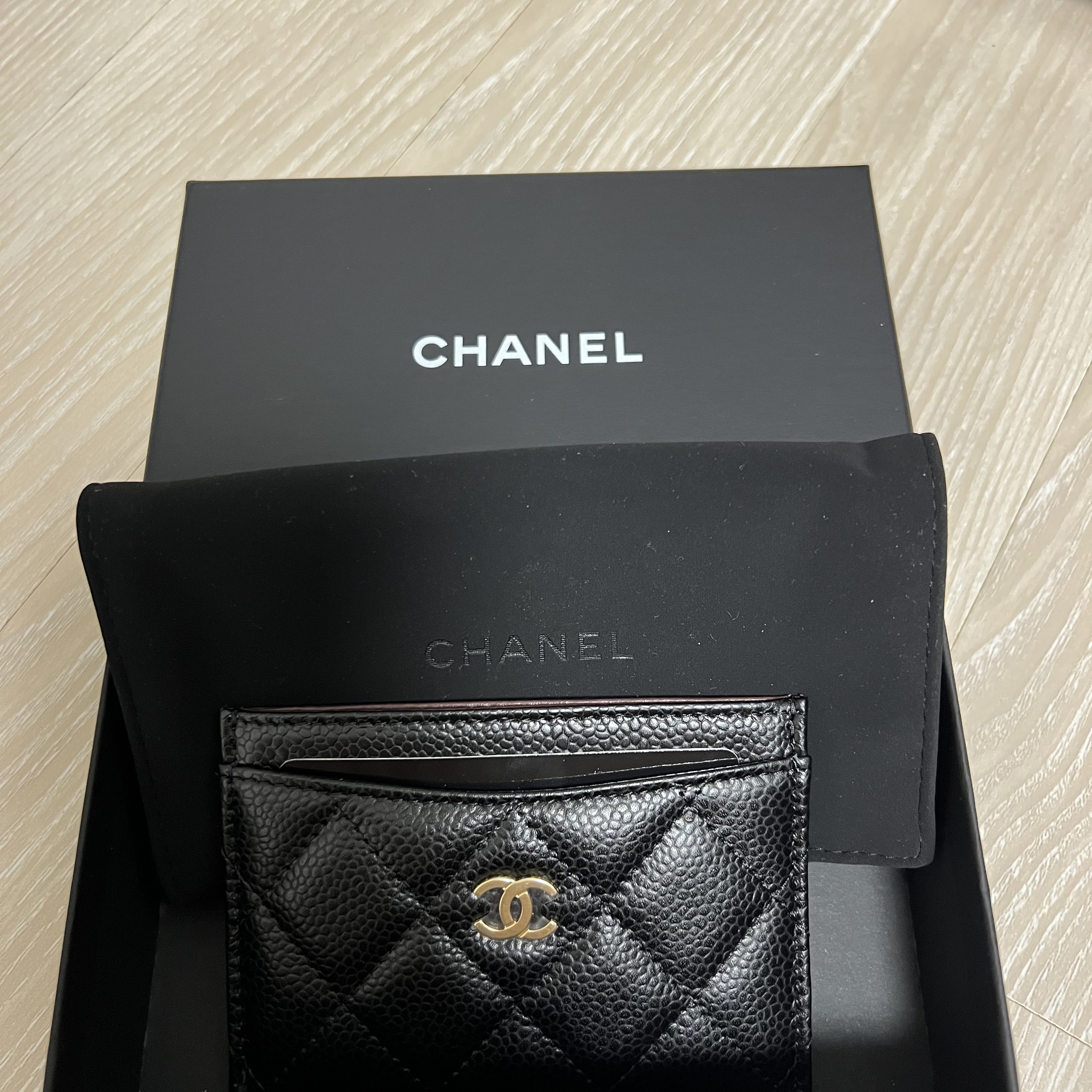 Chanel Classic Card Holder Grained Calfskin & Gold Black 착용 스타일