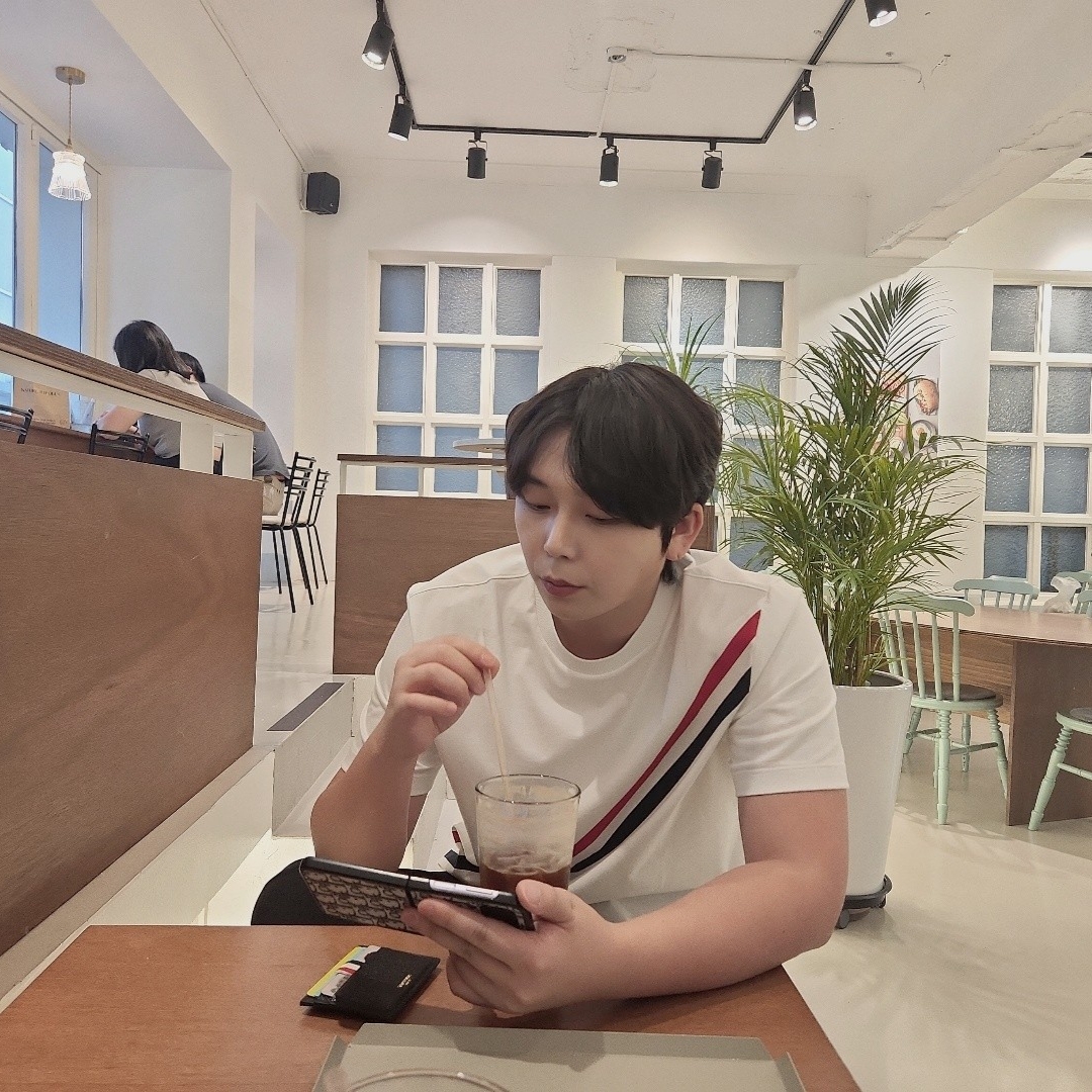 Thom Browne Diagonal Stripe Short Sleeve T-Shirt White, Thom Browne Pebble Grain Leather Debossed 4-Bar Single Card Holder Black 착용 스타일 - 1