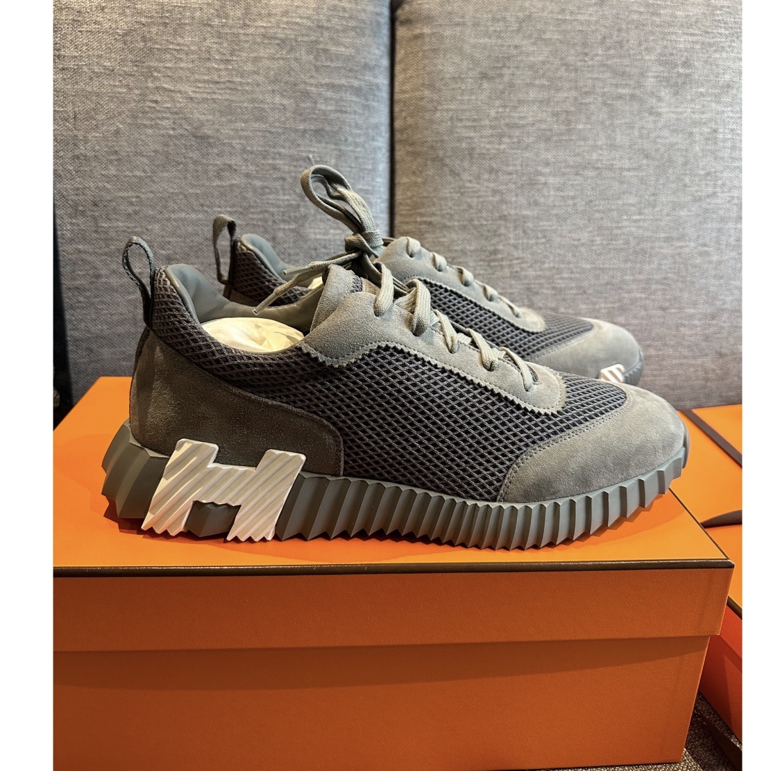 Hermes Bouncing Sneakers Graphic Mesh Suede Goatskin & Gris Brume 착용 스타일
