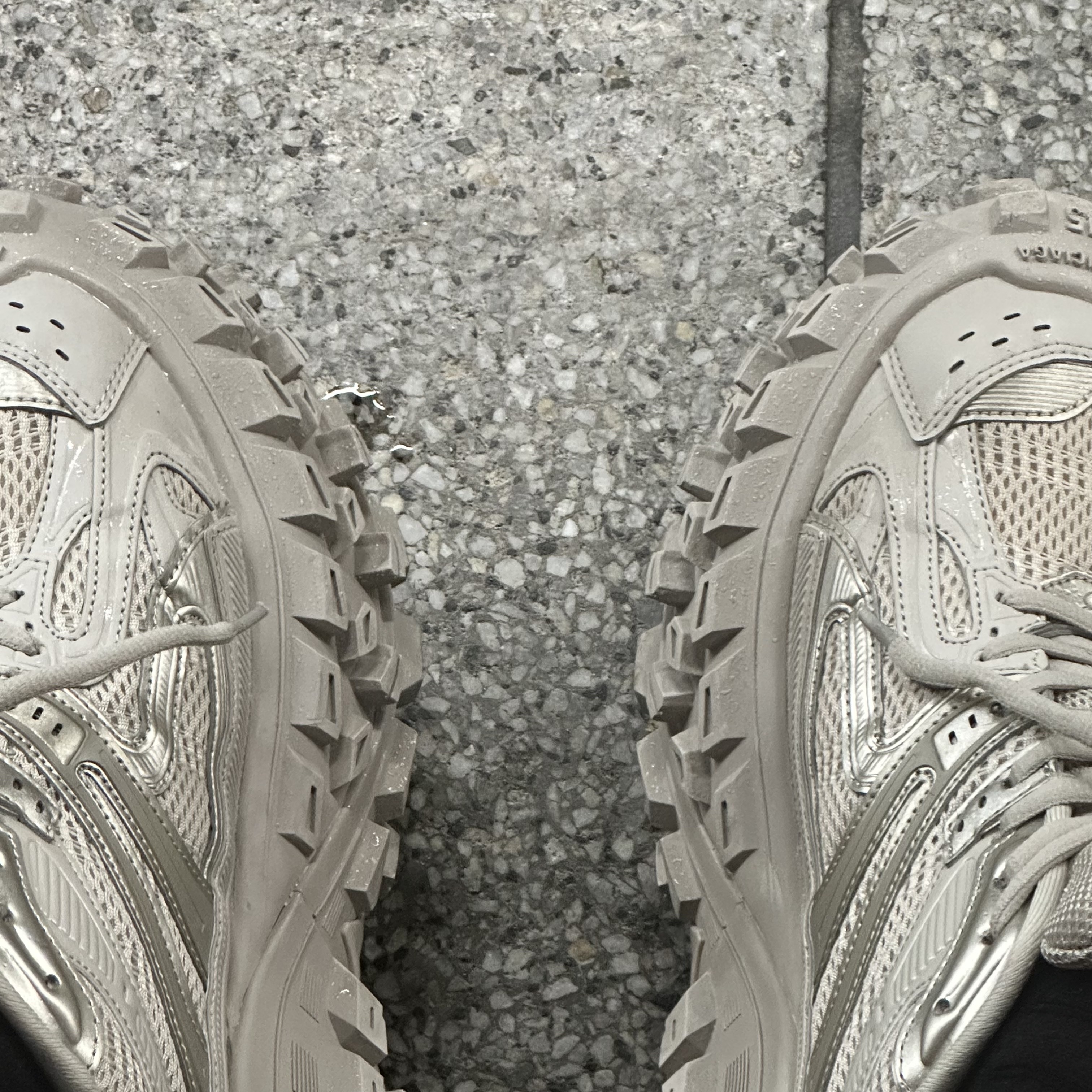 Balenciaga Defender Sneakers Beige 착용 스타일