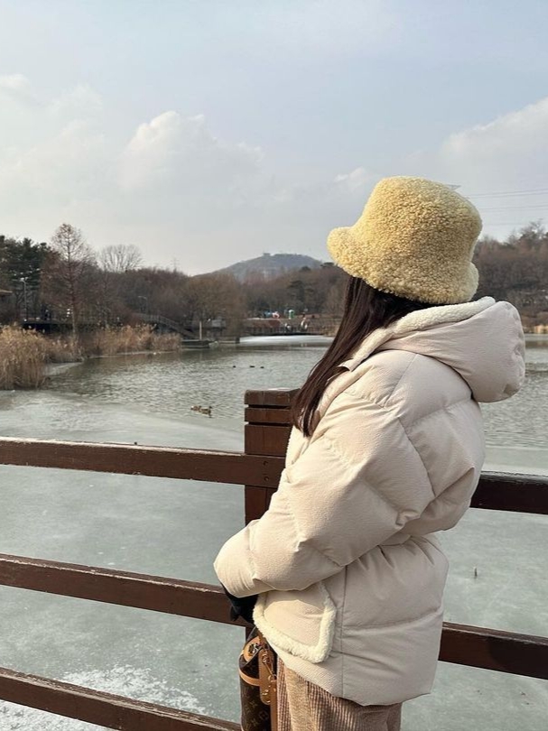 (W) Miu Miu Shearling Bucket Hat Vanilla, (W) Miu Miu Shearling Bucket Hat Aqua 착용 스타일