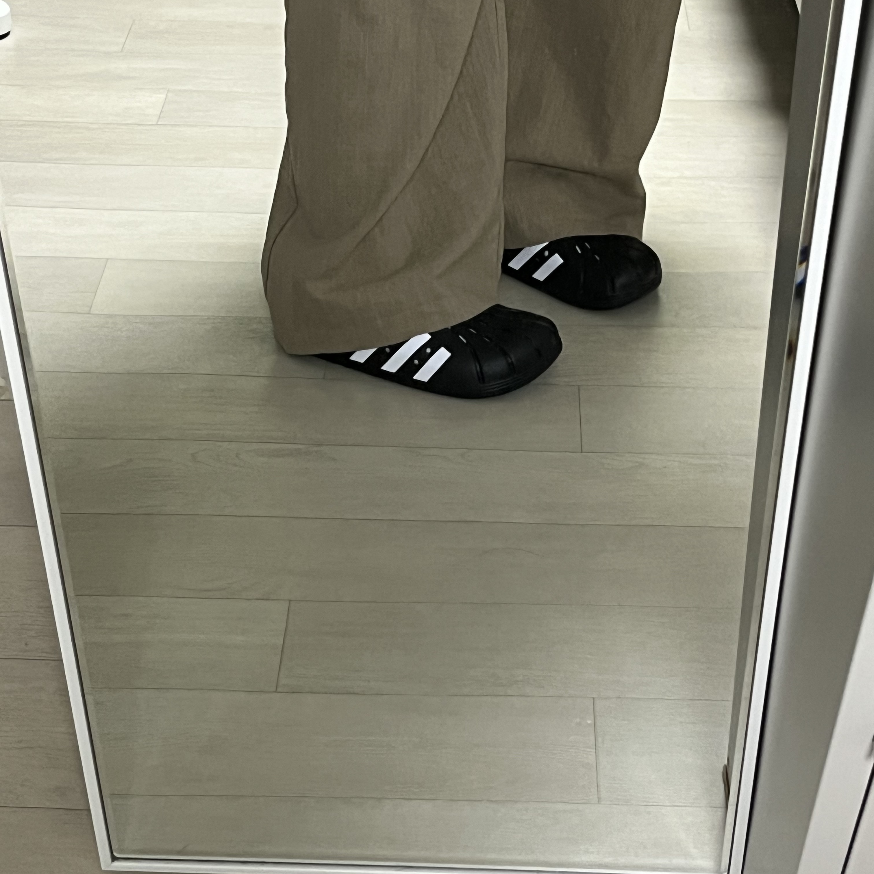 Adidas Adilette Clog Black White 착용 스타일 - 2
