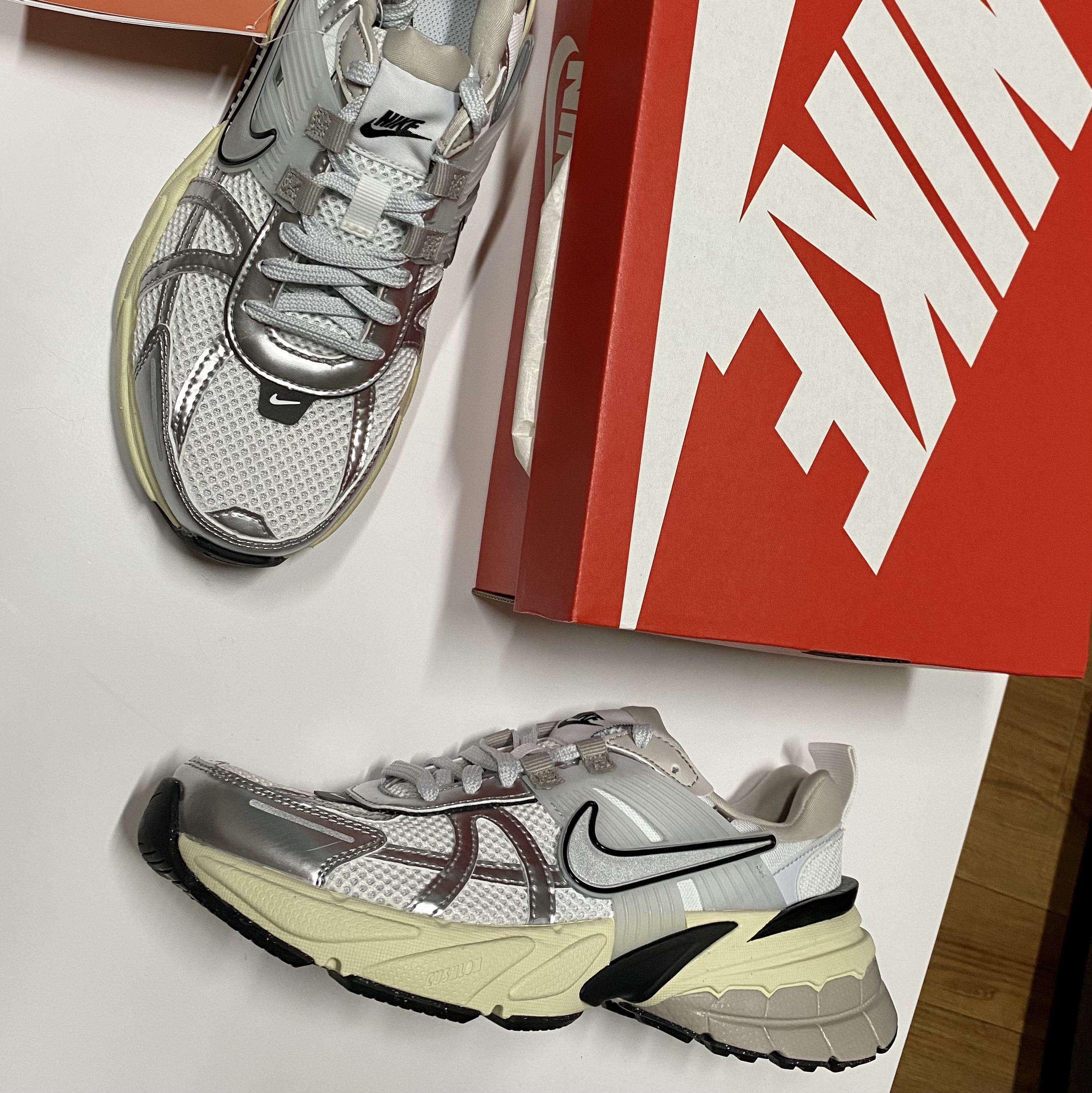 Nike V2K Run Summit White Metallic Silver 착용 스타일 - 2