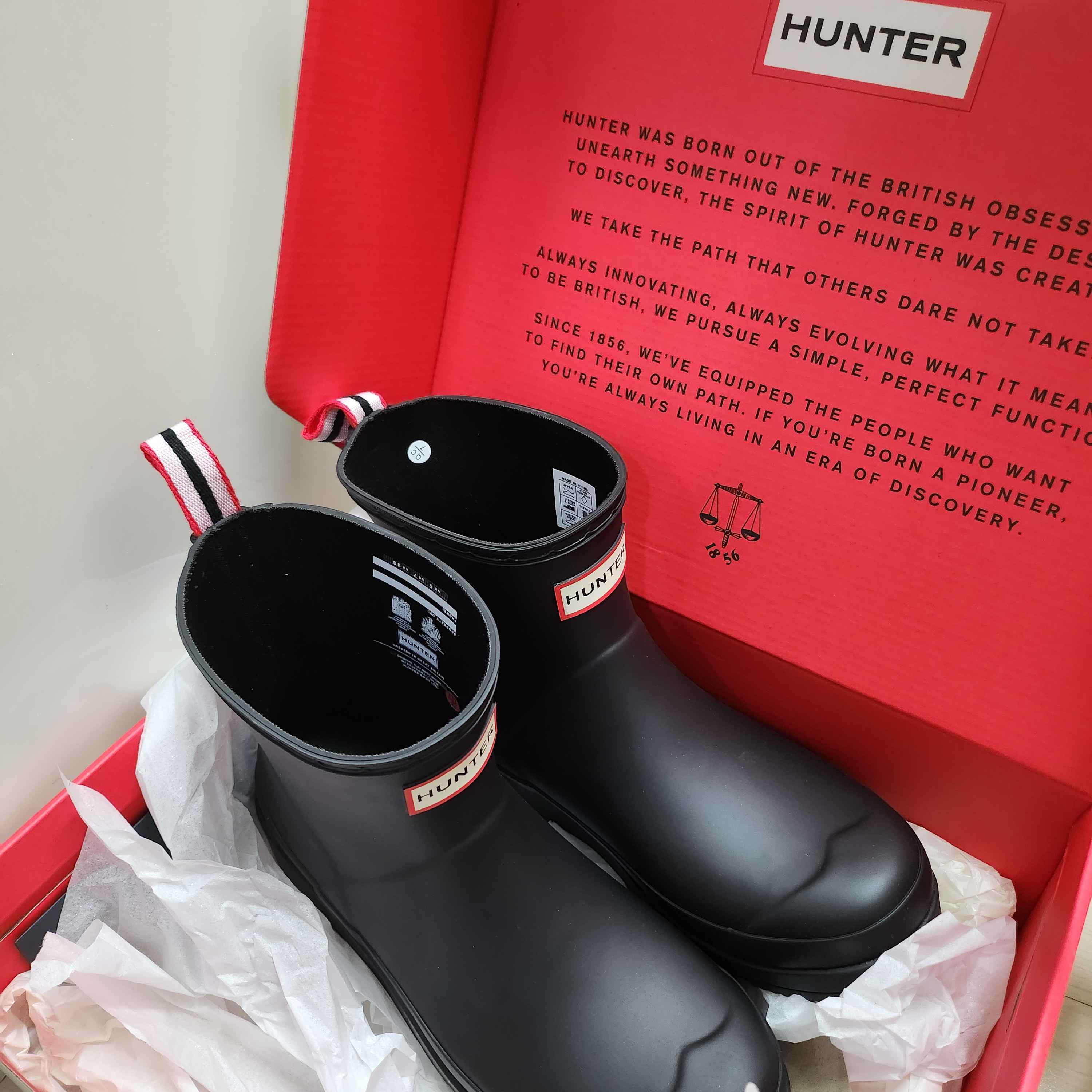 (W) Hunter Play Short Rain Boots Black 착용 스타일 - 2