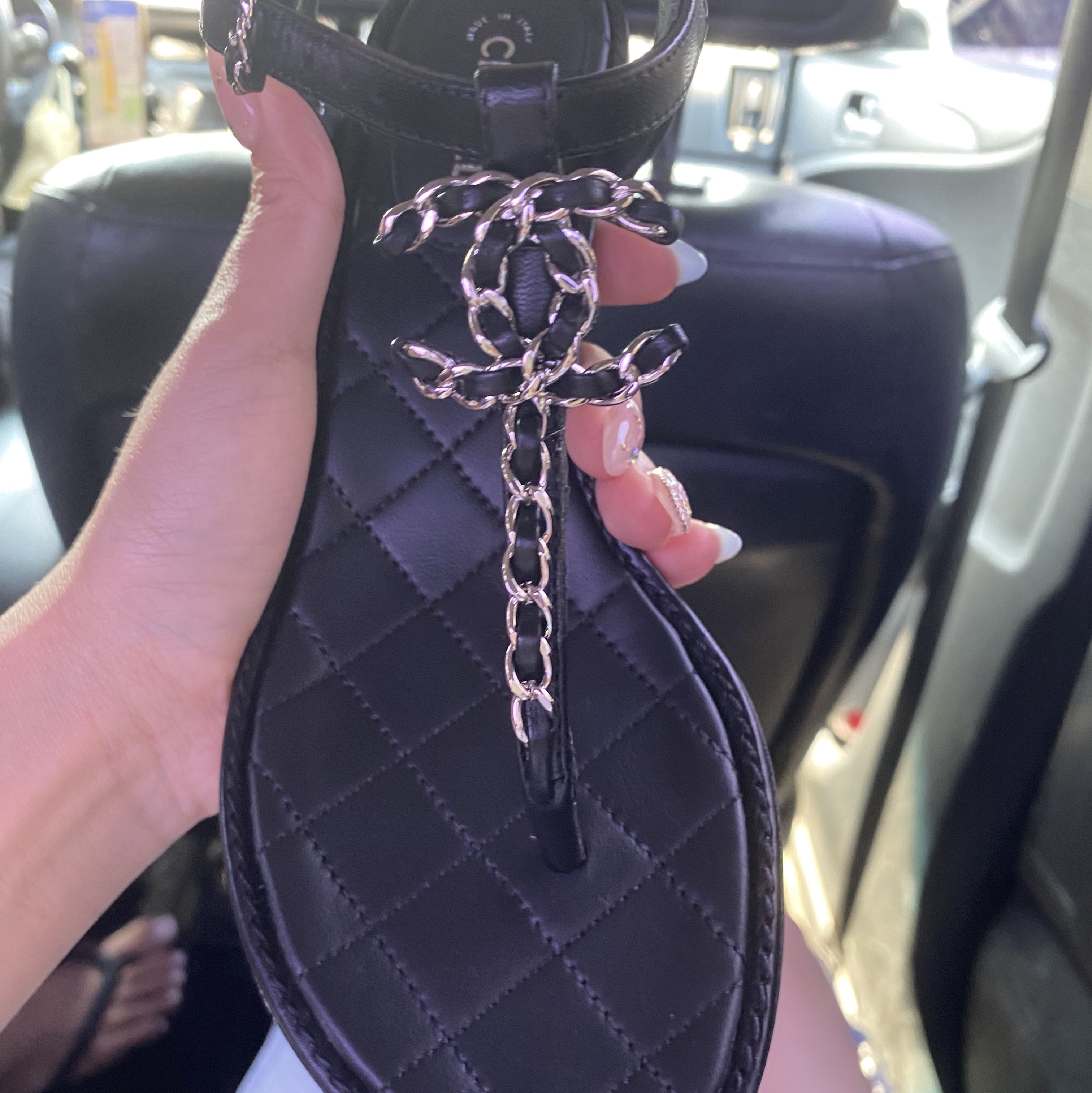 (W) Chanel Thongs Lambskin & Black 착용 스타일