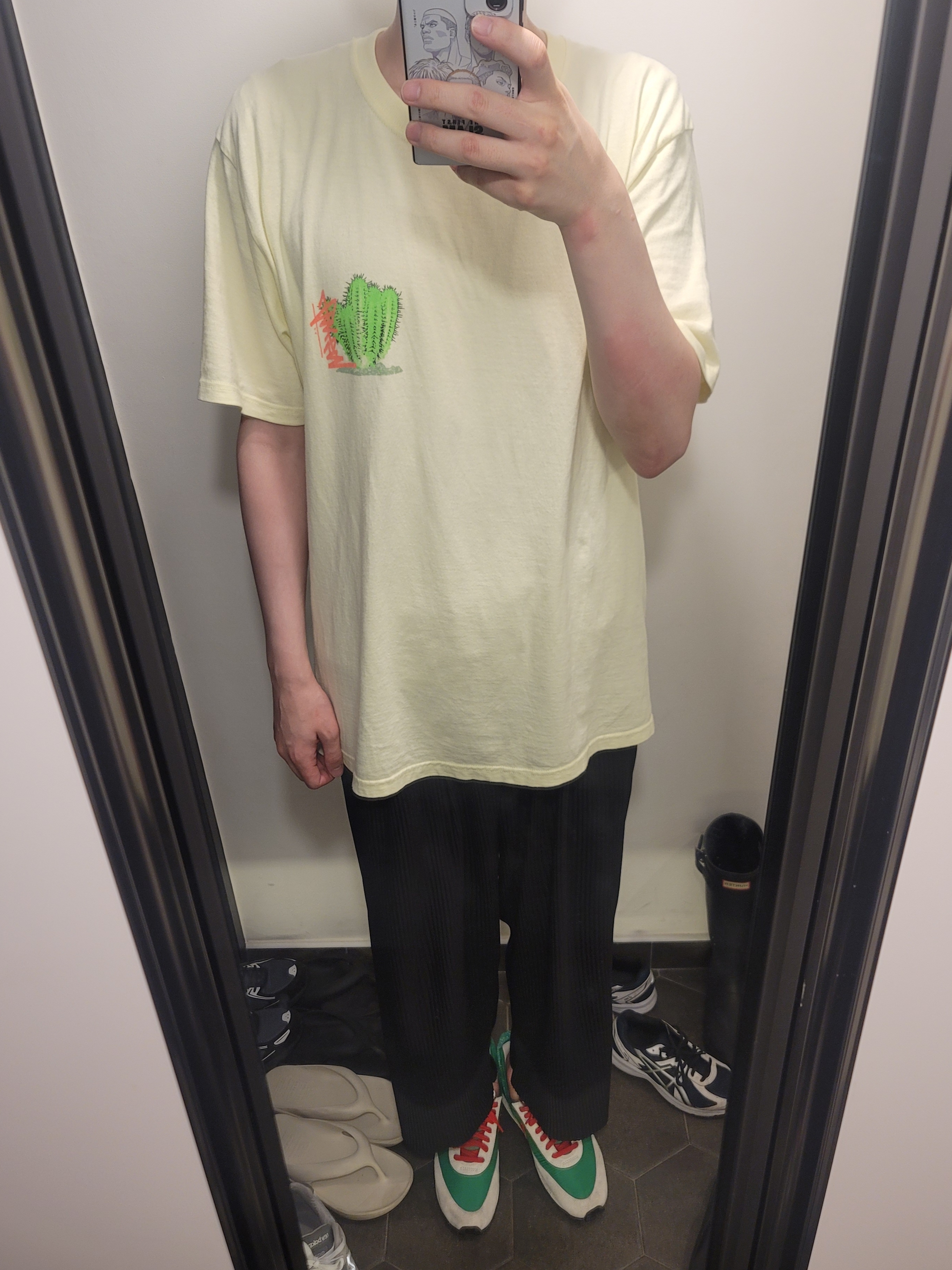Stussy Desert Bloom T-Shirt Pale Yellow, (W) Nike x Undercover Daybreak Lucky Green Red 착용 스타일