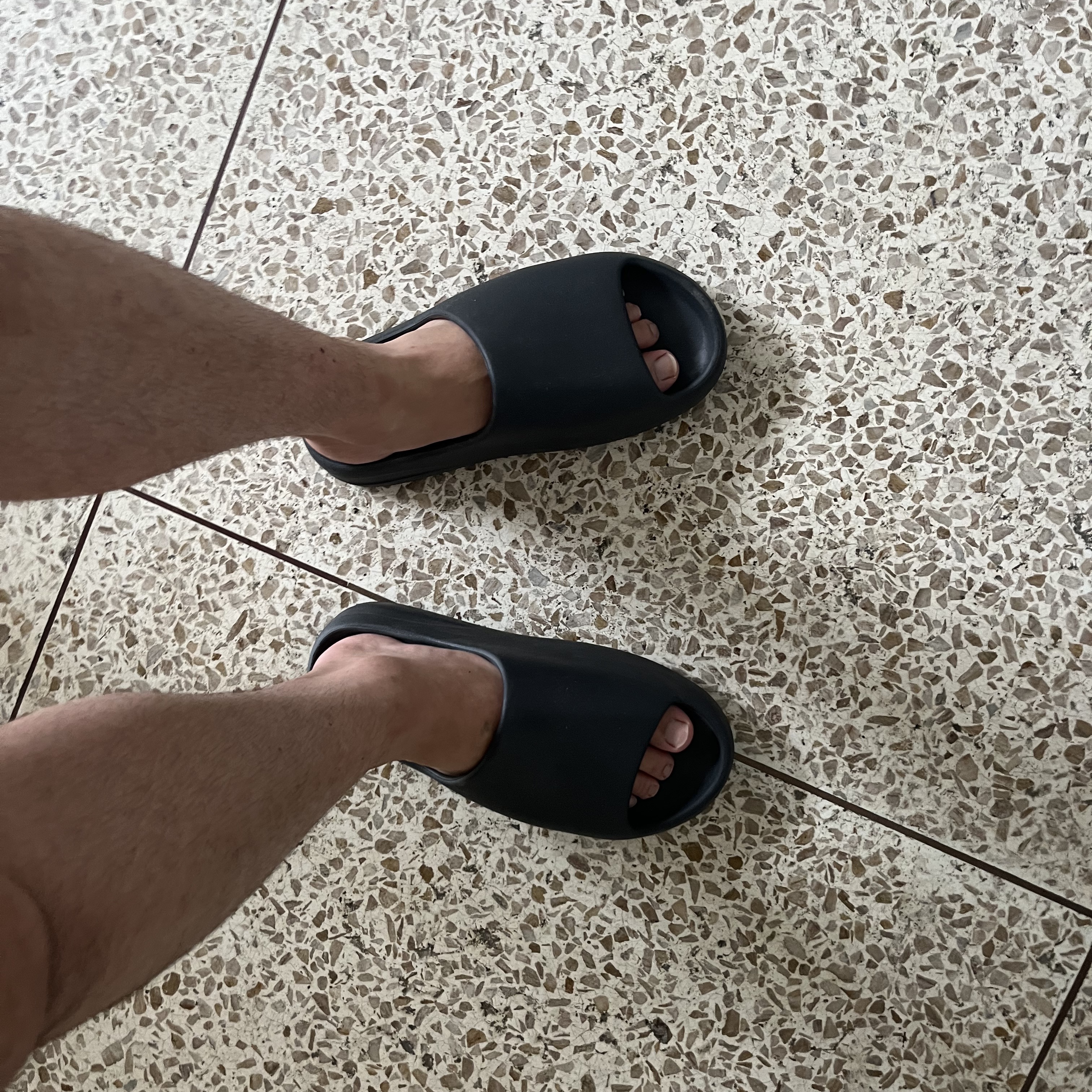 Adidas Yeezy Slide Onyx 착용 스타일