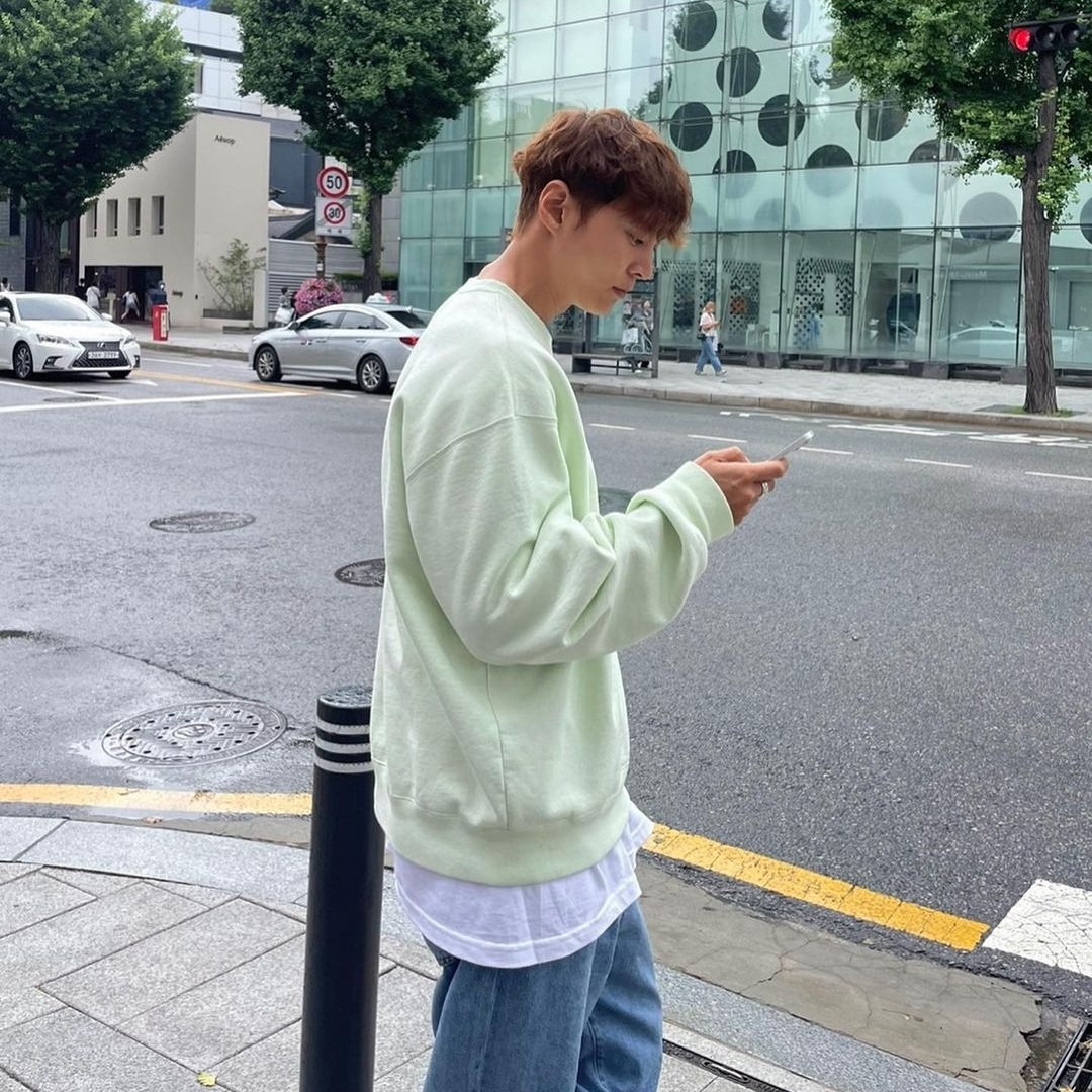 Supreme Crest Crewneck Light Green - 23SS, Adidas Samba Vegan White Black 착용 스타일 - 3