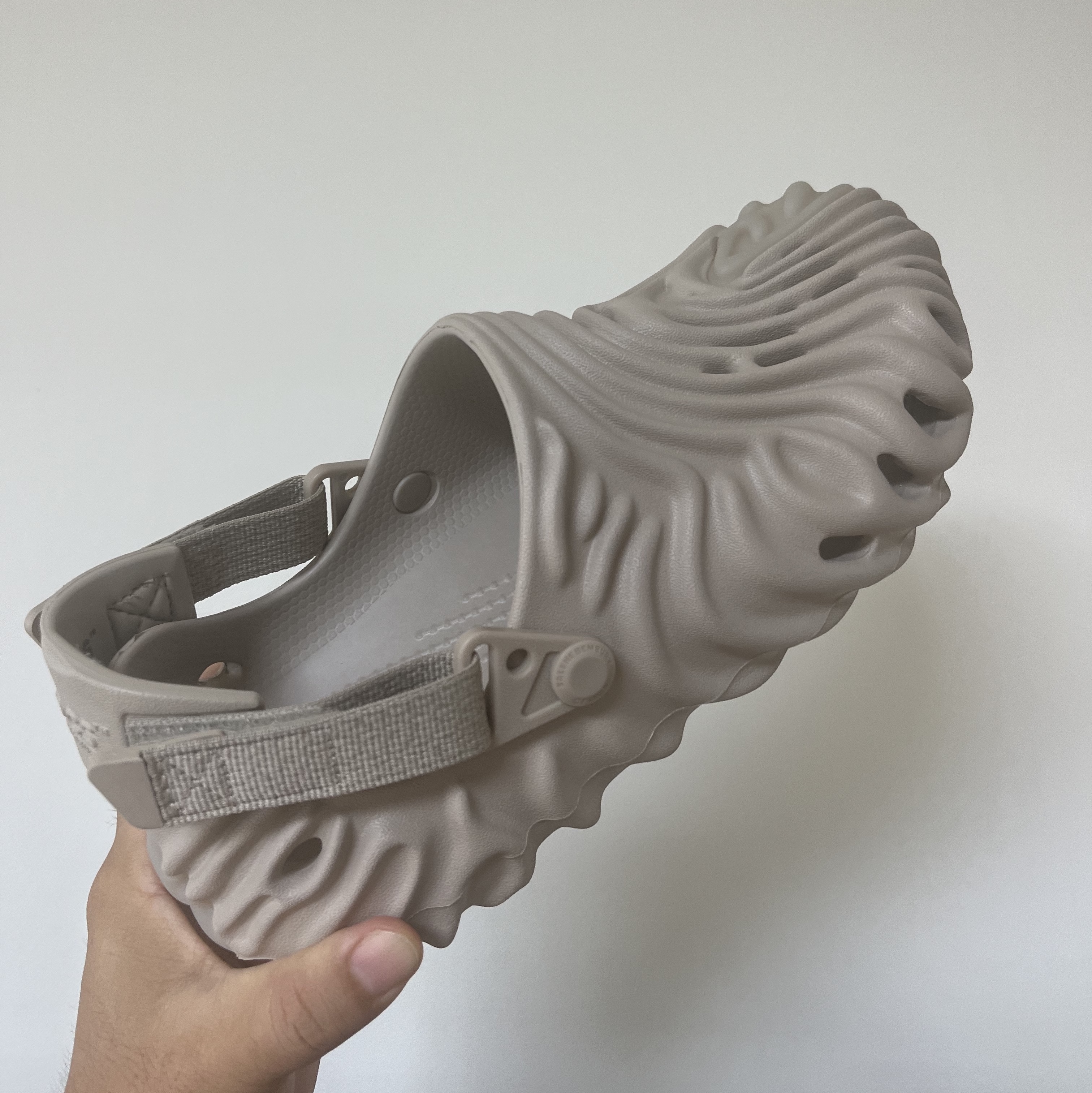 Crocs x Salehe Bembury Pollex Clog Horchata 착용 스타일 - 2