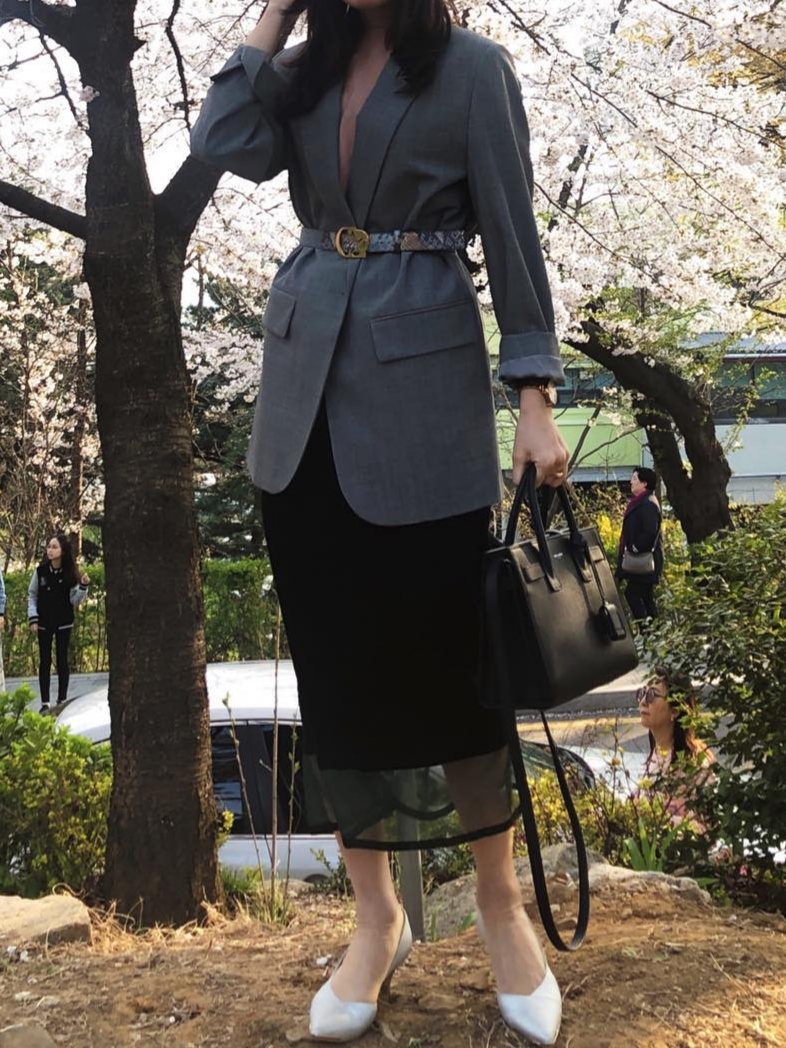 Saint Laurent Classic Sac de Jour in Small Grain de Poudre Embossed Leather Black 착용 스타일