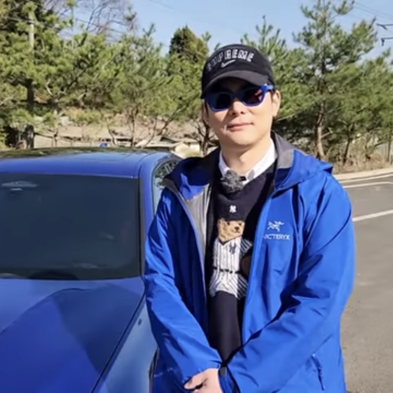 Gentle Monster Hue BL2 Pop Blue, Supreme x Nike Arc Corduroy 6-Panel Black - 22SS 착용 스타일