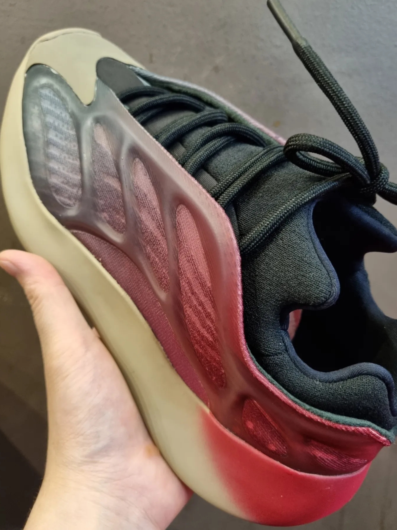 Adidas Yeezy 700 V3 Fade Carbon 착용 스타일 - 1