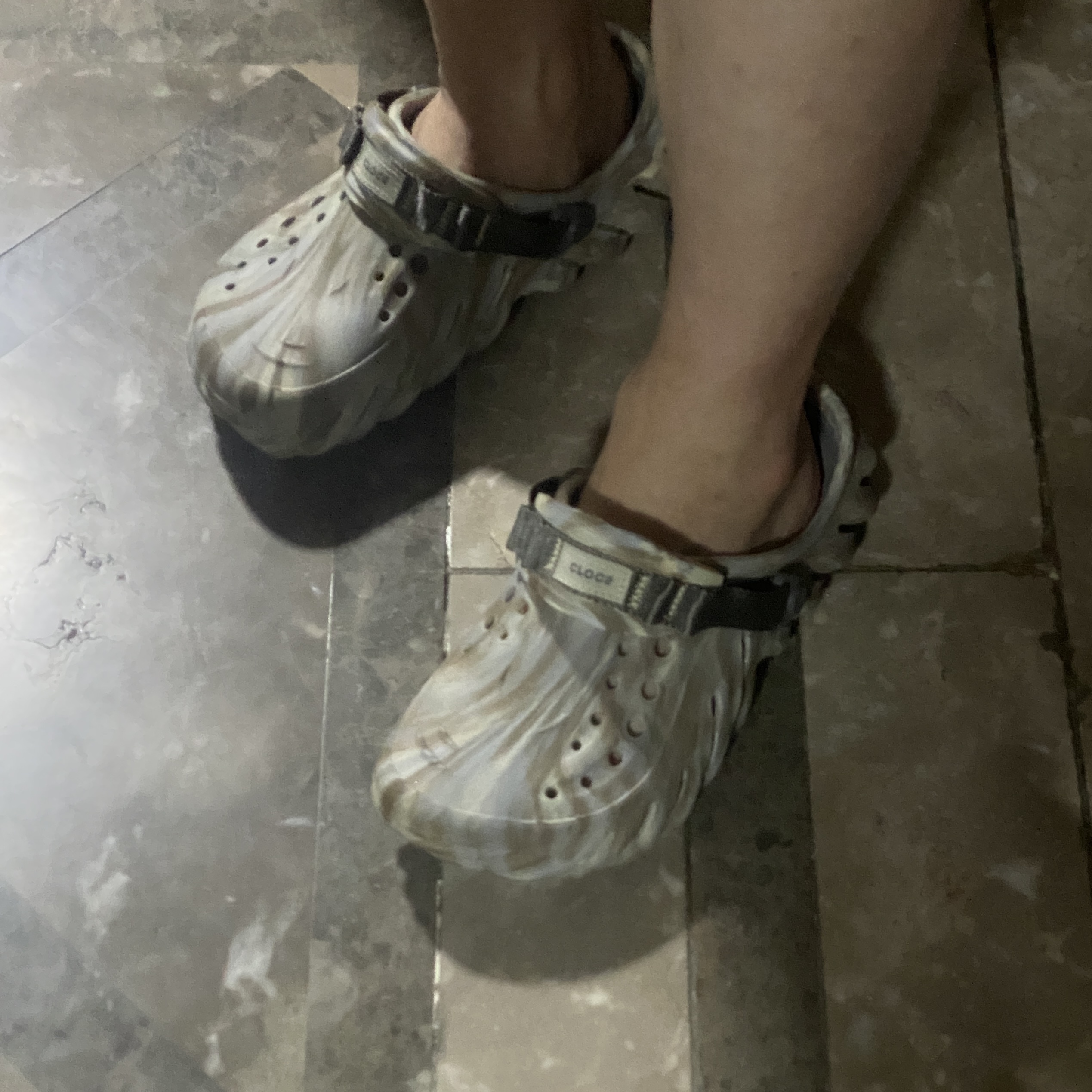 Crocs Echo Marbled Clog Bone Multi 착용 스타일 - 1