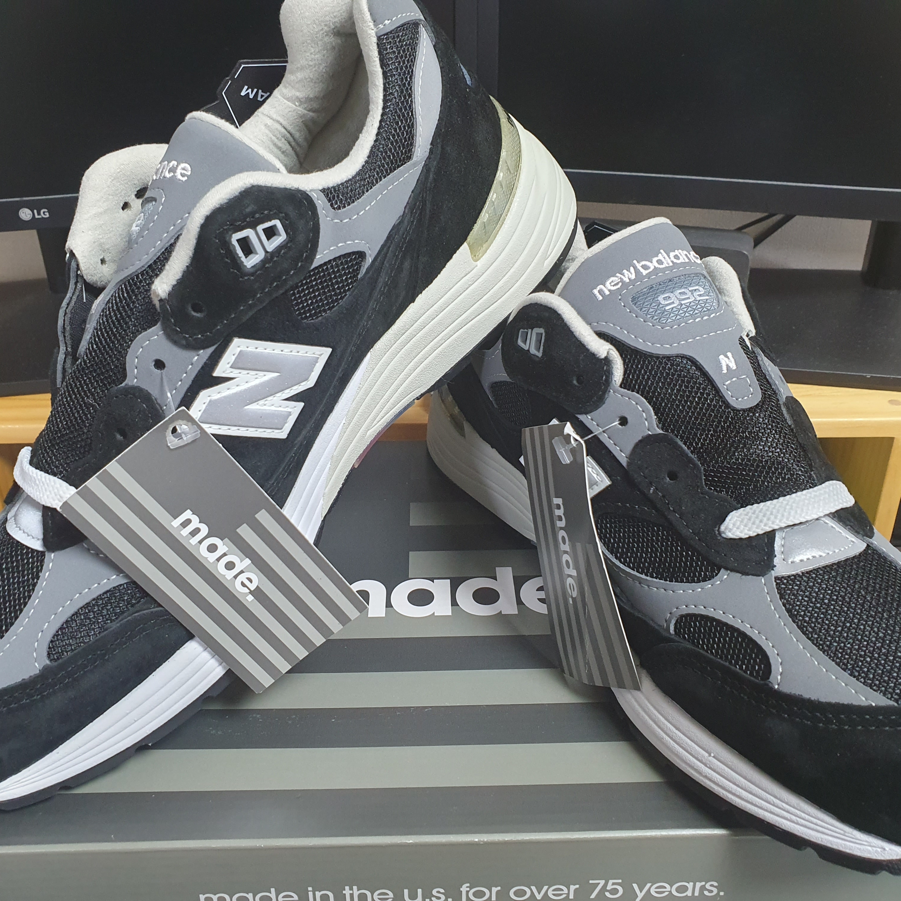 New Balance 992 Made in USA Black Grey 착용 스타일