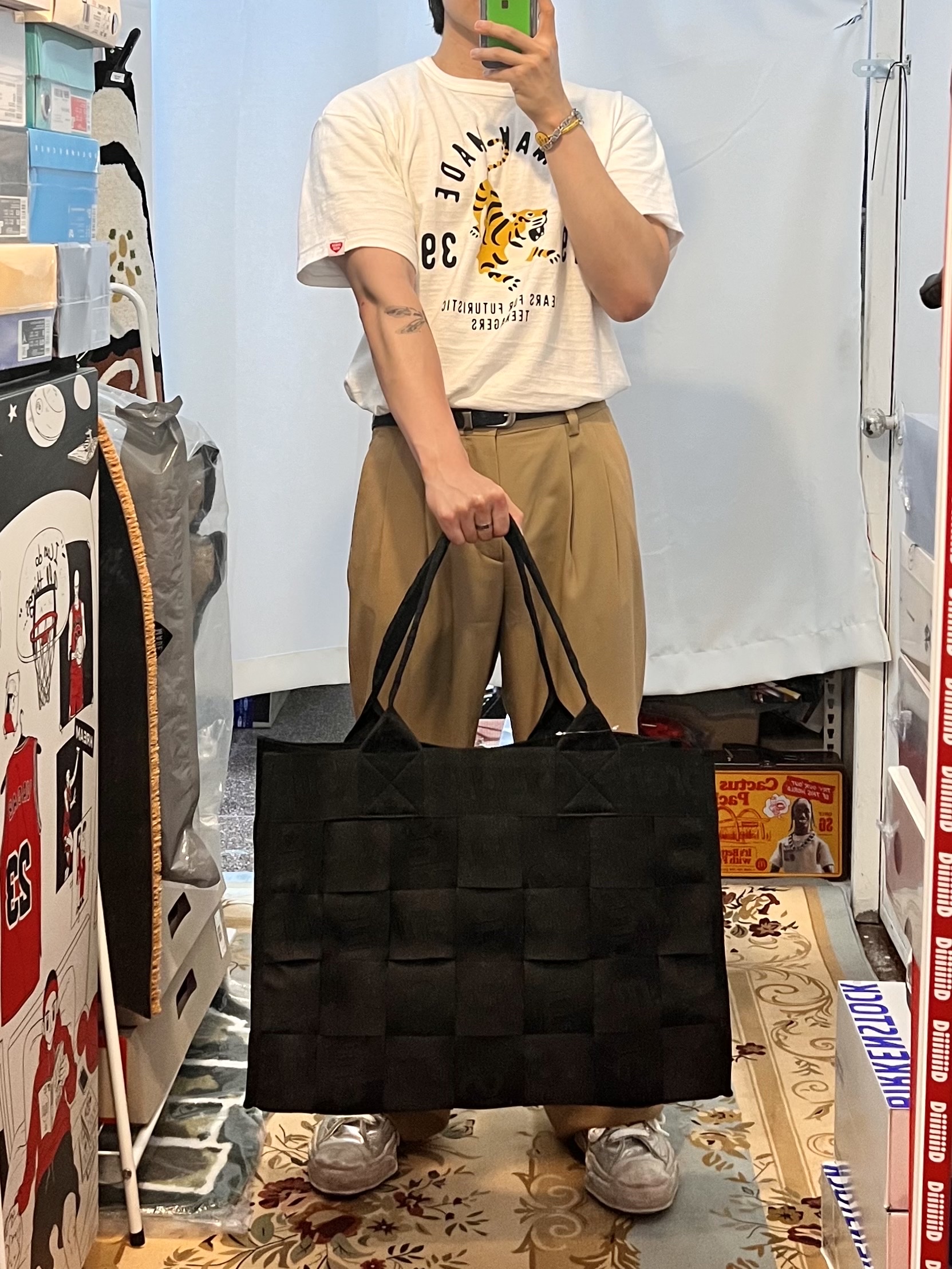 Human Made Graphic T-Shirt #03 White, Supreme Woven Large Tote Black - 23SS 착용 스타일 - 1