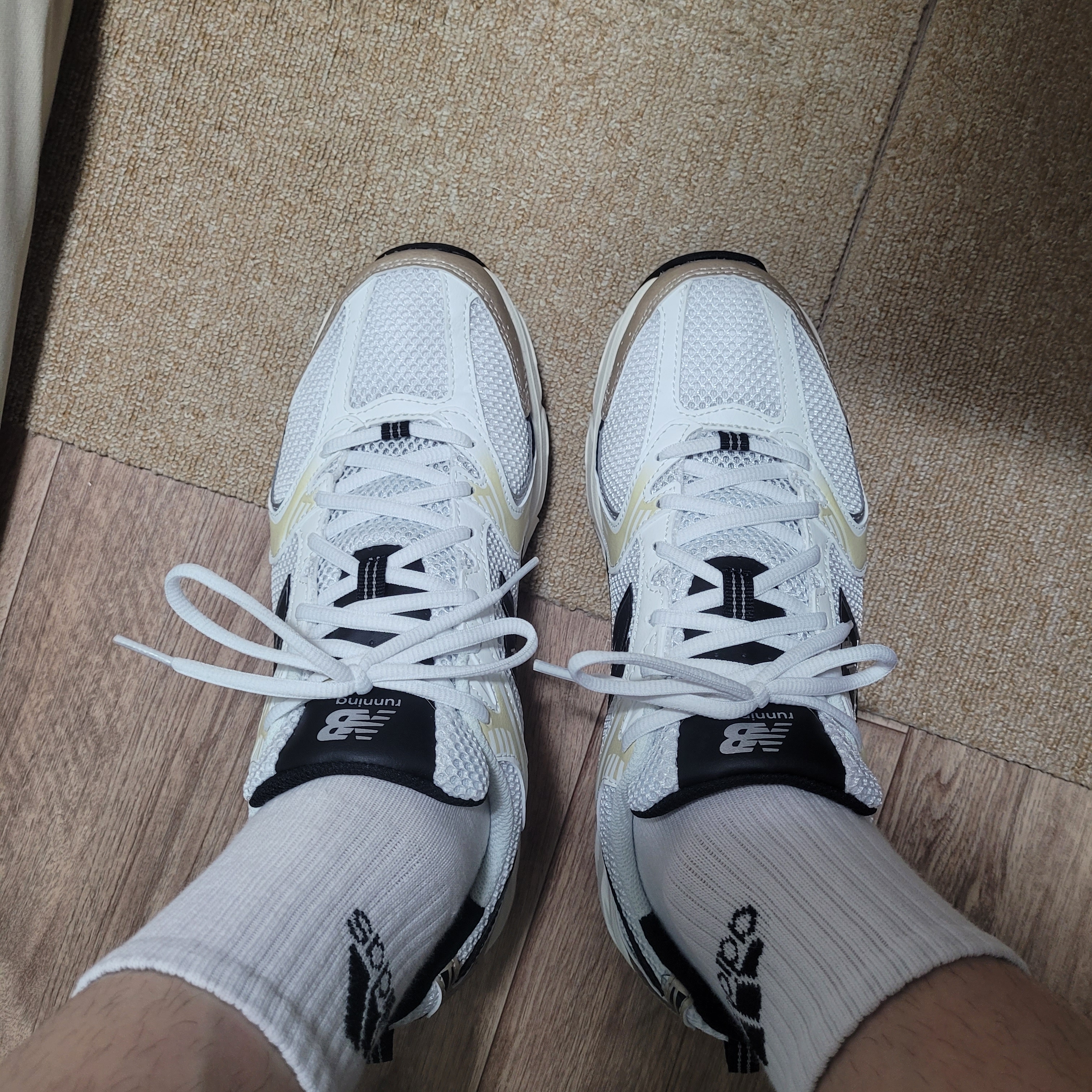 New Balance 530 White Gold 착용 스타일 - 3