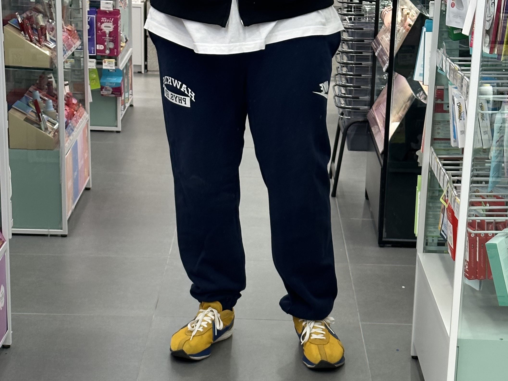 Nike Moon Racer Yellow Ochre Gym Blue, Nike x Stranger Things Club Hawkins High Pants Navy 착용 스타일