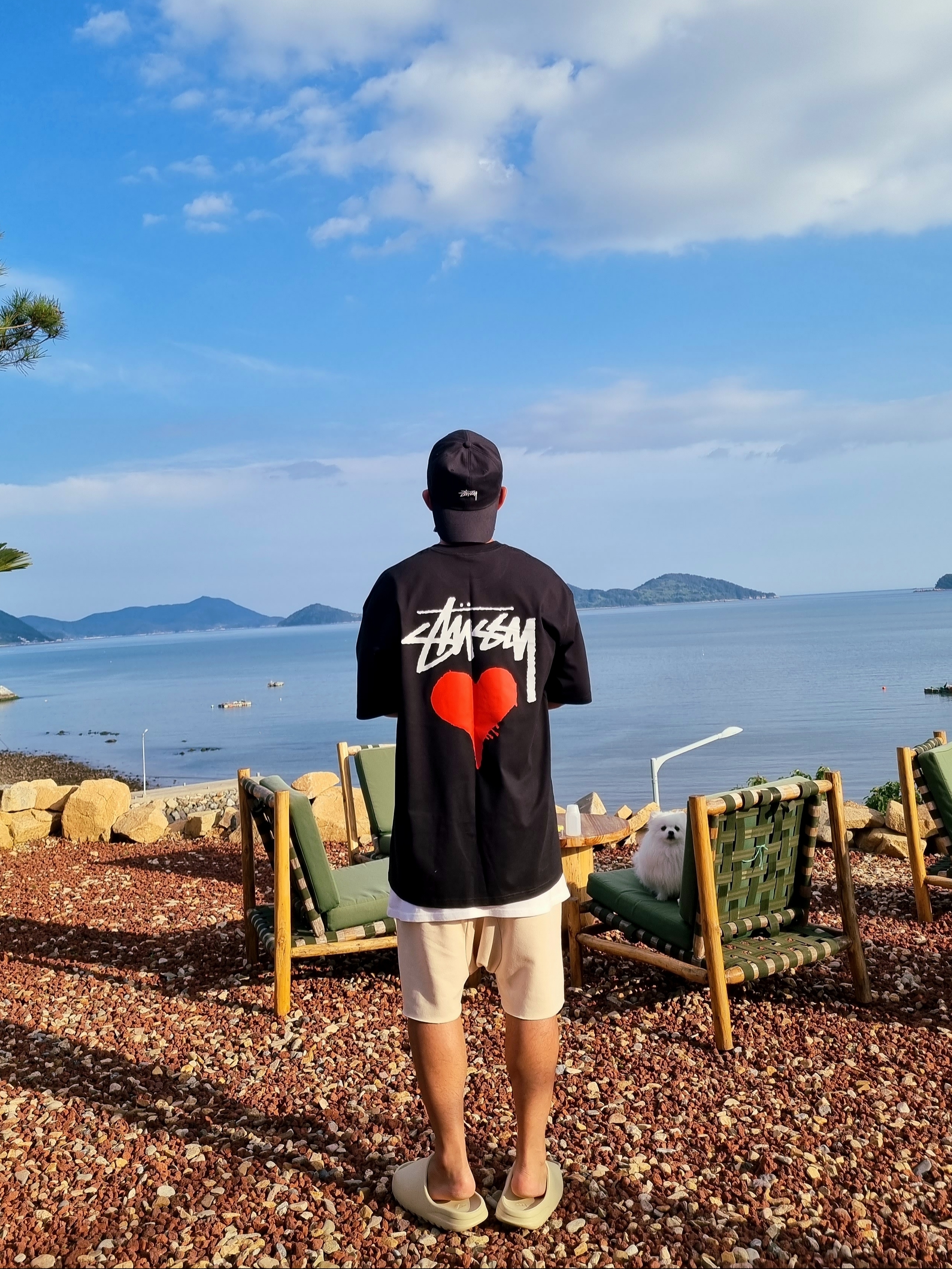 Adidas Yeezy Slide Bone 2022/2023, Stussy Stock Heart T-Shirt Black 착용 스타일