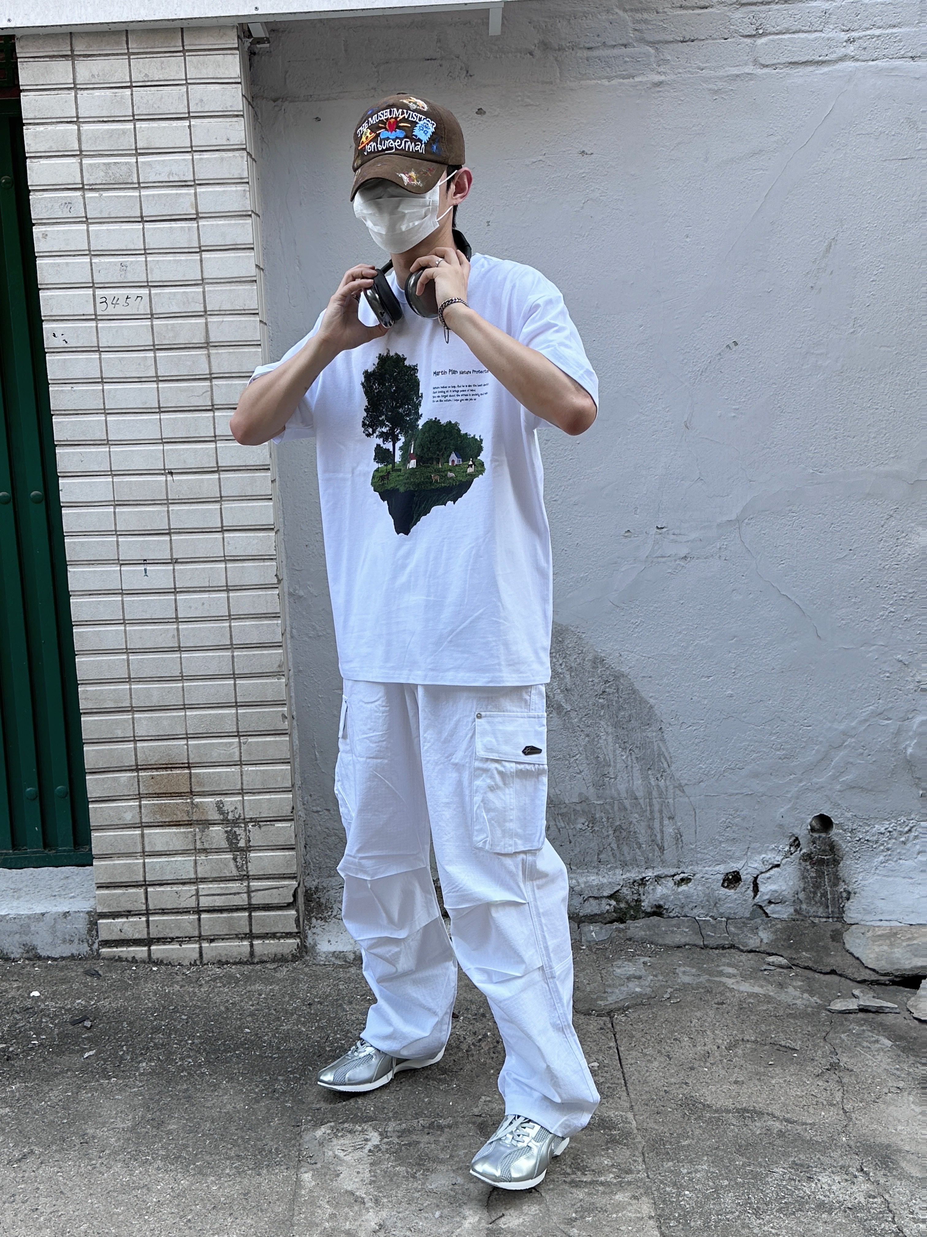 The Museum Visitor x Jon Burgerman Hand Painted Pizza & Poch Corduroy Ball Cap Brown, Apple AirPods Max Lightning Space Gray (Korean Ver.) 착용 스타일 - 1