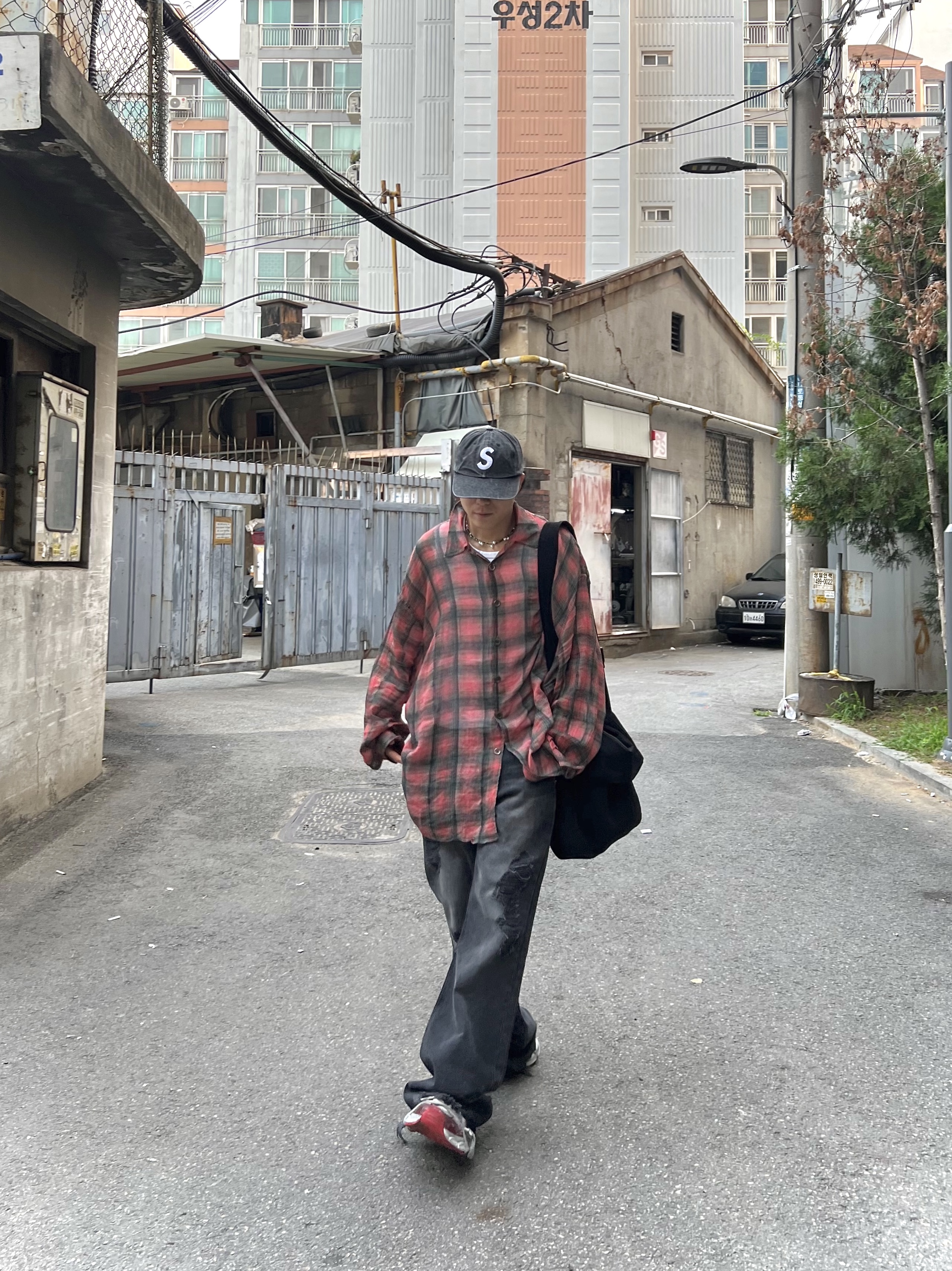 Supreme Pigment Canvas S Logo 6-Panel Black - 23SS, Our Legacy Sling Bag Washed Black Denim 착용 스타일 - 2