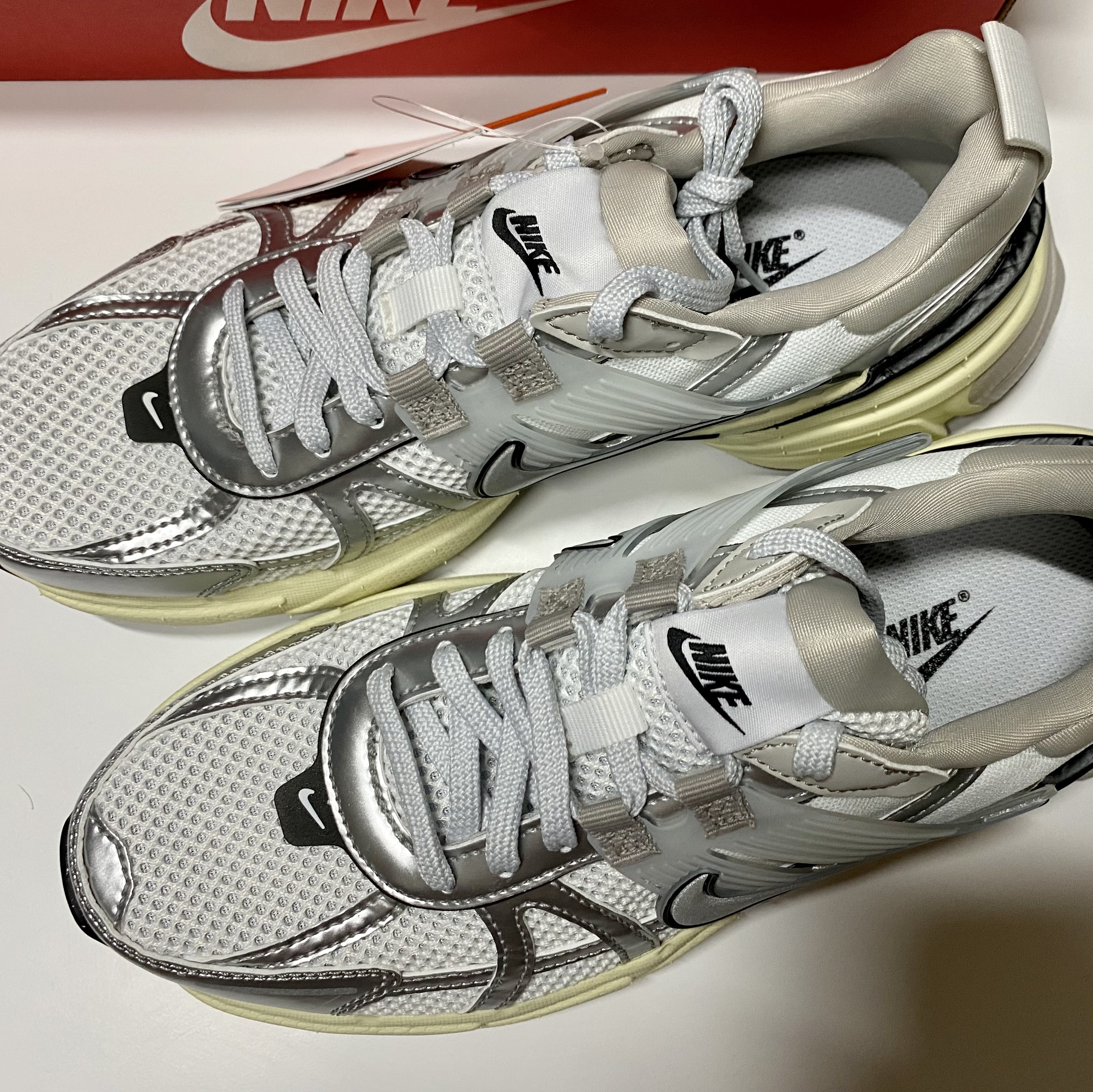 Nike V2K Run Summit White Metallic Silver 착용 스타일 - 3