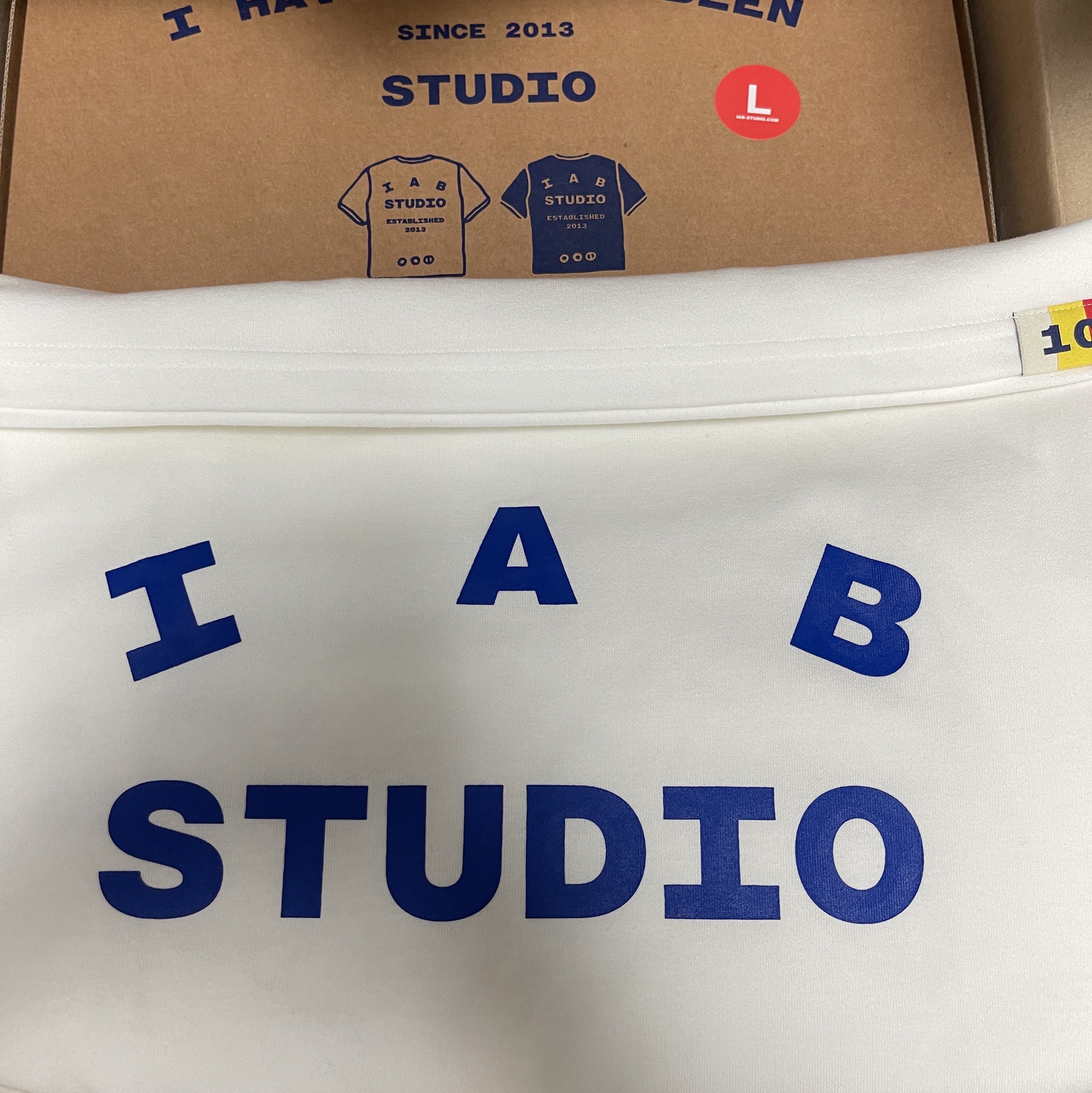 IAB Studio 10th Anniversary T-Shirt White 착용 스타일