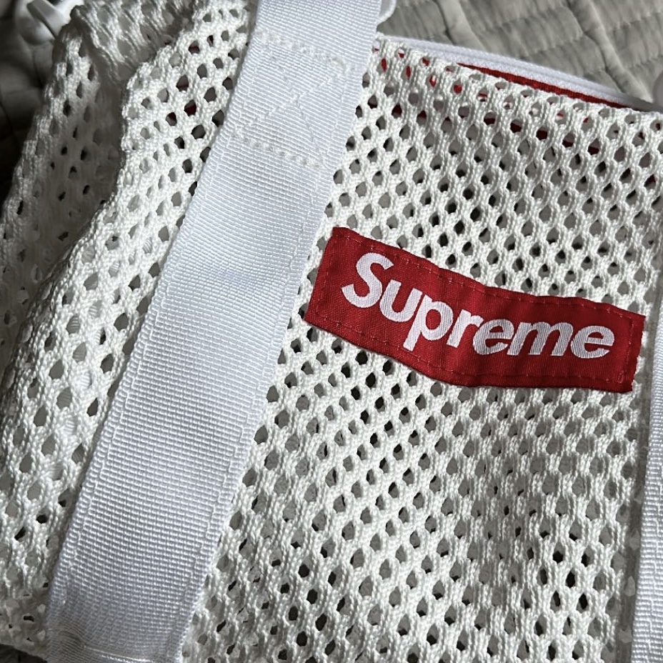 Supreme Mesh Mini Duffle Bag White - 23SS 착용 스타일