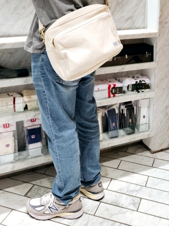 Porter x JJJJound Passport Bag L Off White, New Balance 990v4 Made in USA Gray Suede 착용 스타일