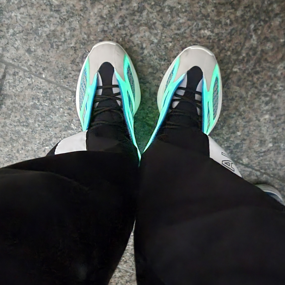 Adidas Yeezy 700 V3 Arzareth 착용 스타일