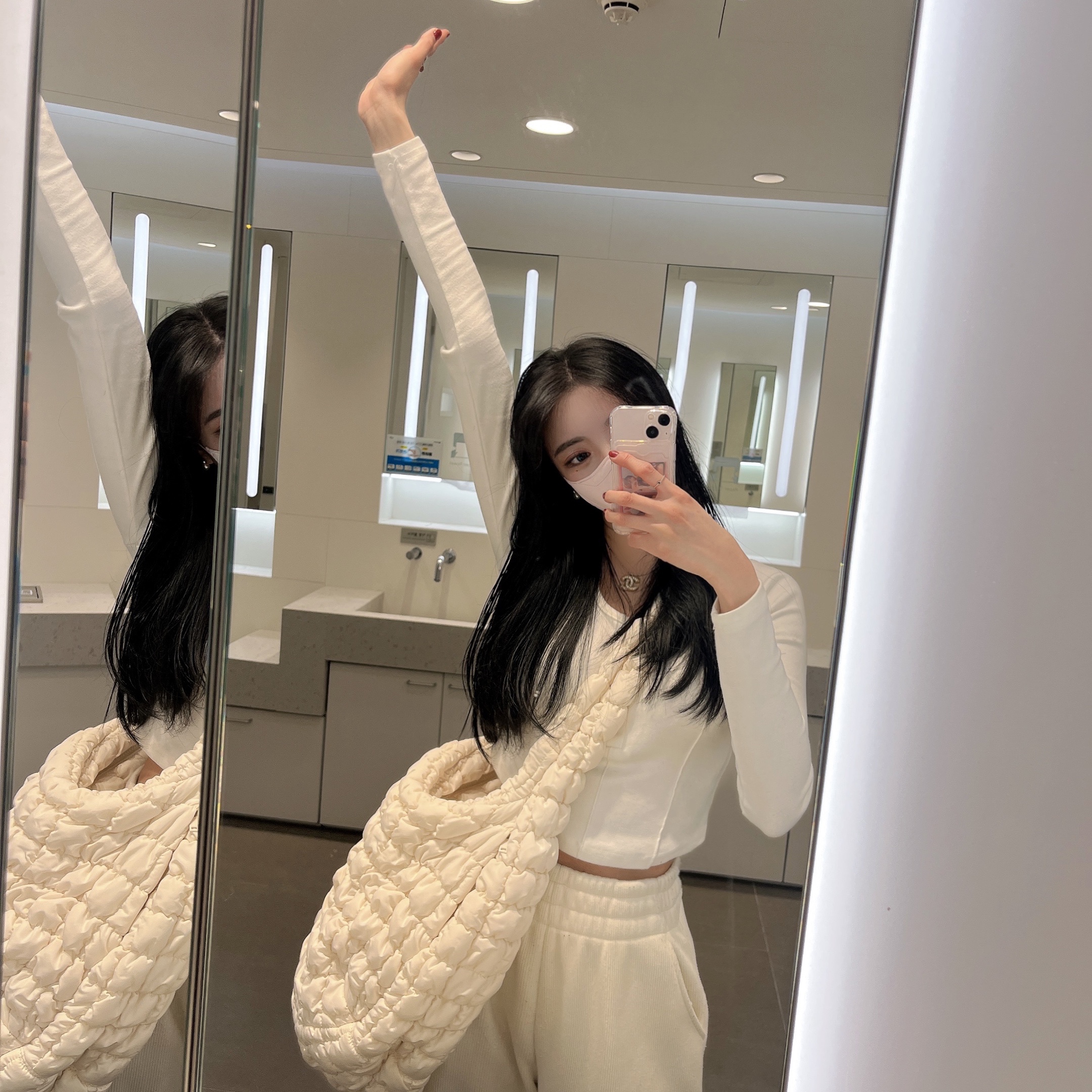 COS Quilted Oversized Shoulder Bag Off White Light Beige, Givenchy City Court Sneakers White Black 착용 스타일 - 3