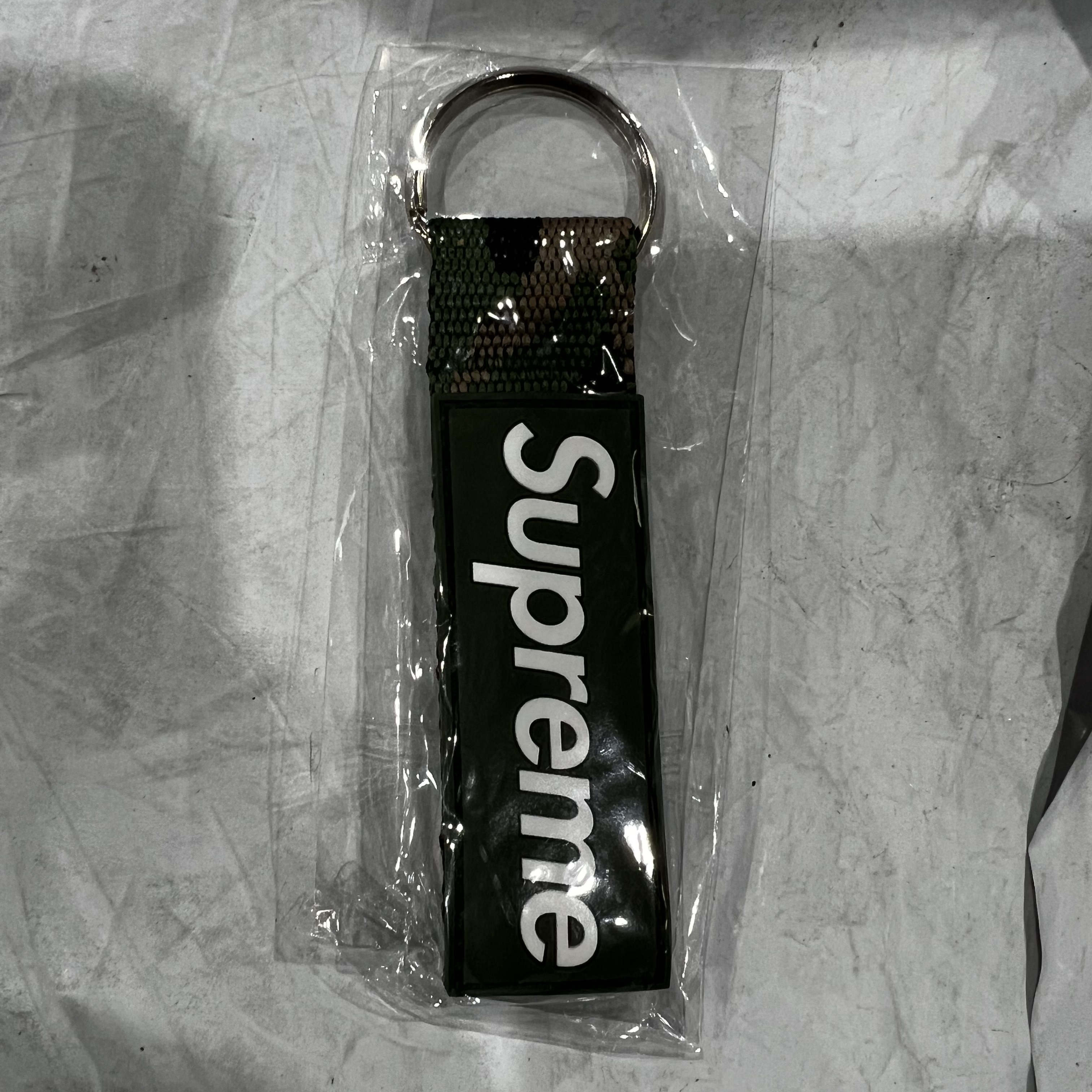 Supreme Webbing Keychain Green Camo - 23SS 착용 스타일