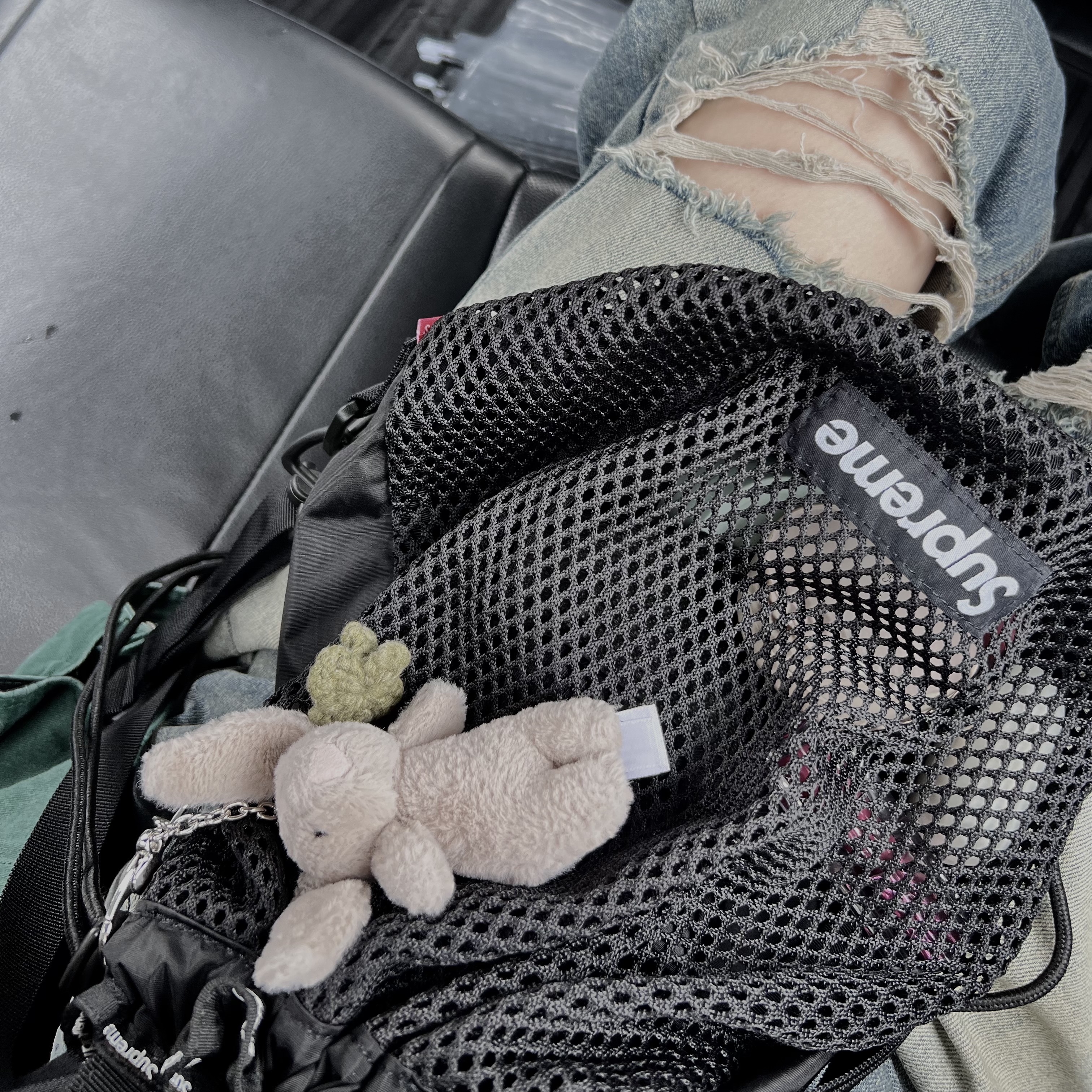 Supreme Mesh Small Backpack Black - 23SS, Jellycat Bashful Bunny Bag Charm Beige 착용 스타일