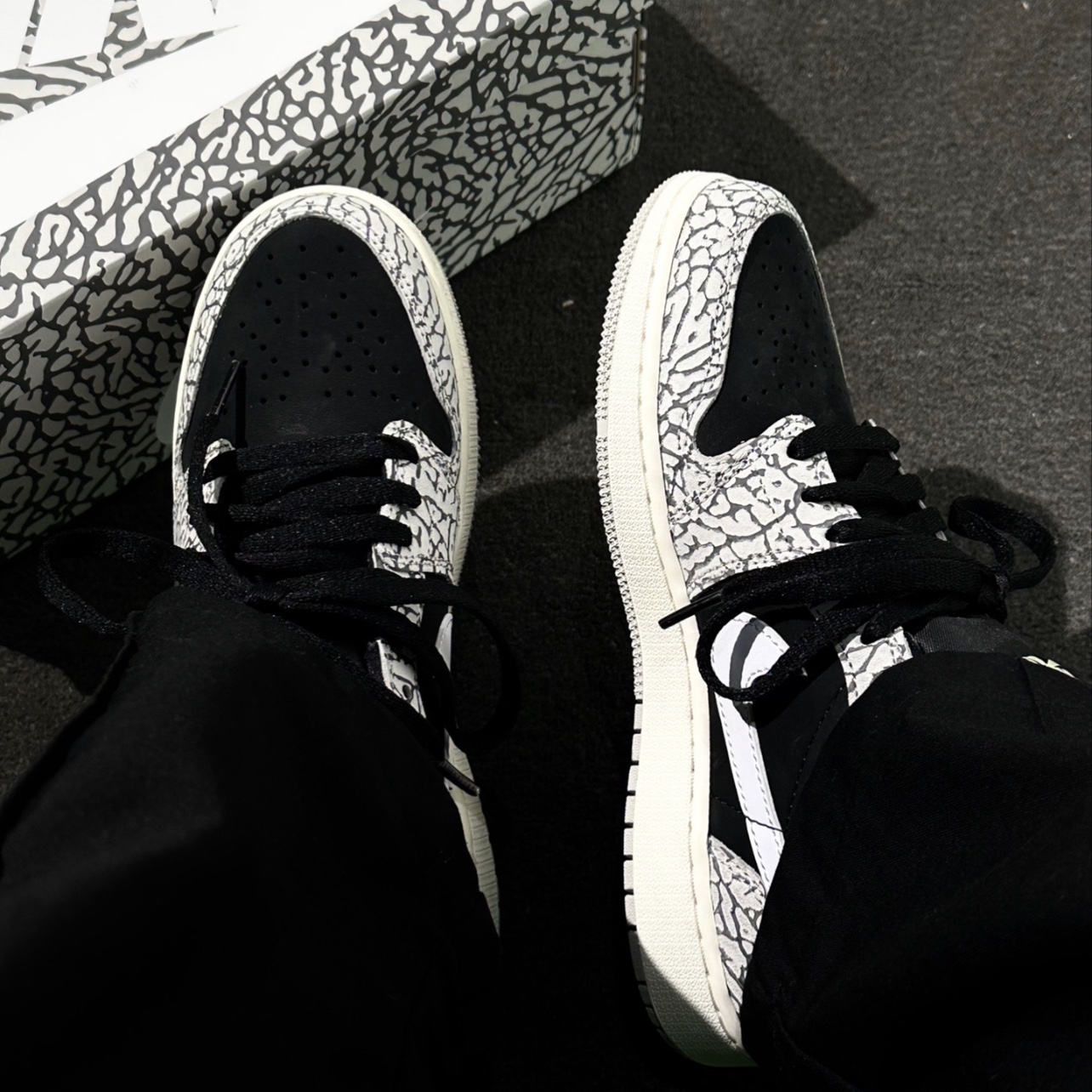 (W) Jordan 1 Retro Low OG Black Cement 착용 스타일 - 2