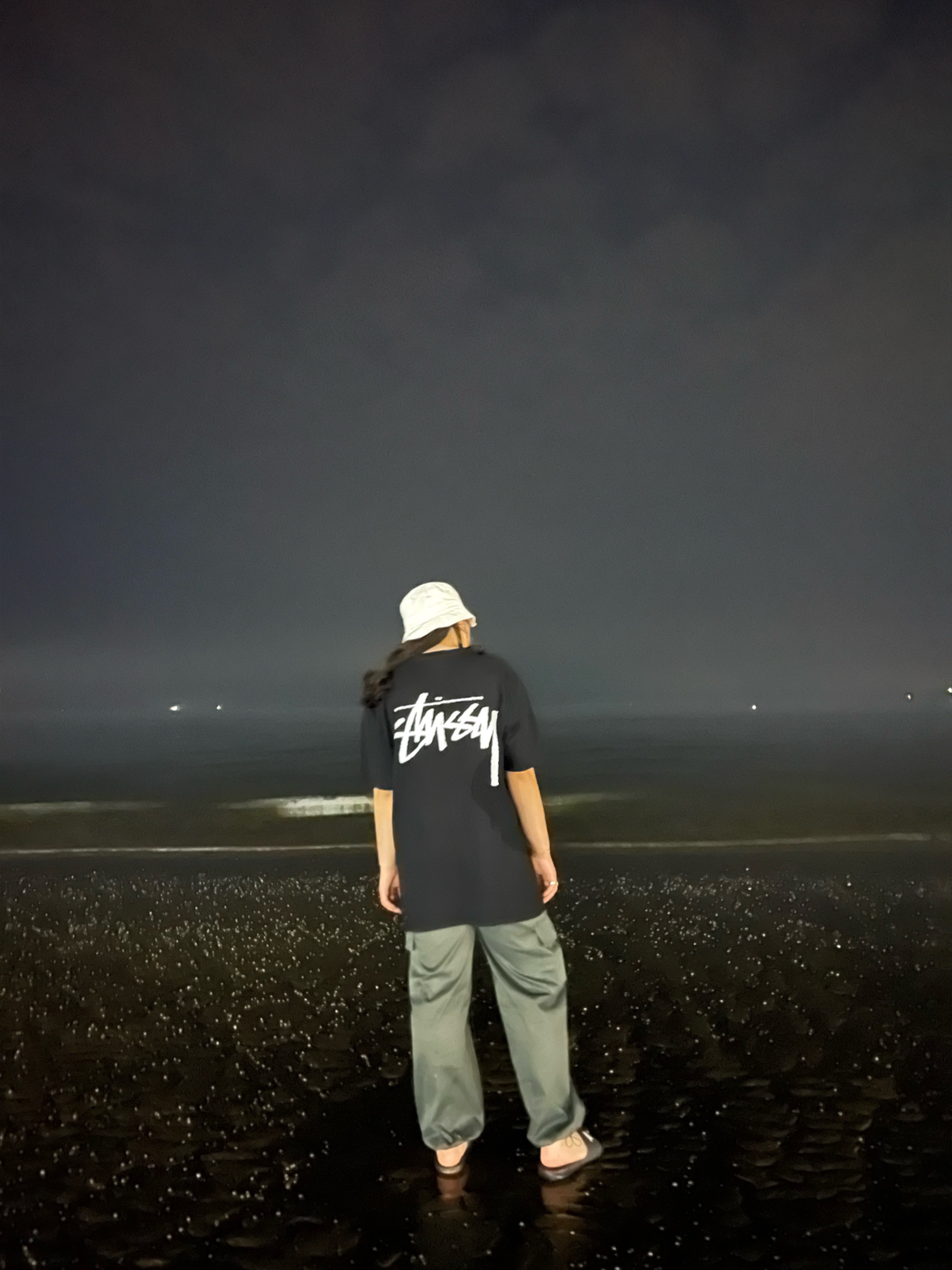 Stussy SS Link Deep Bucket Hat White, Stussy x Our Legacy Work Shop Yin Yang Pigment Dyed T-Shirt Black 착용 스타일