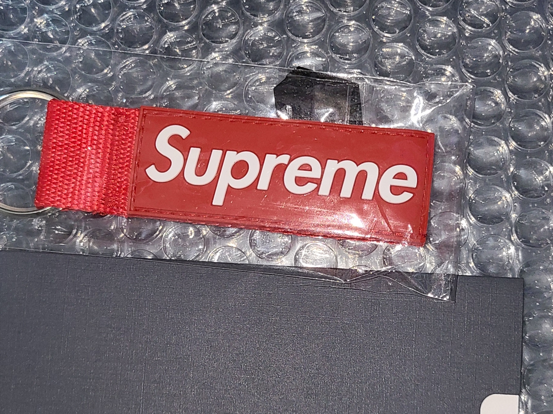 Supreme Webbing Keychain Red - 23SS 착용 스타일 - 1