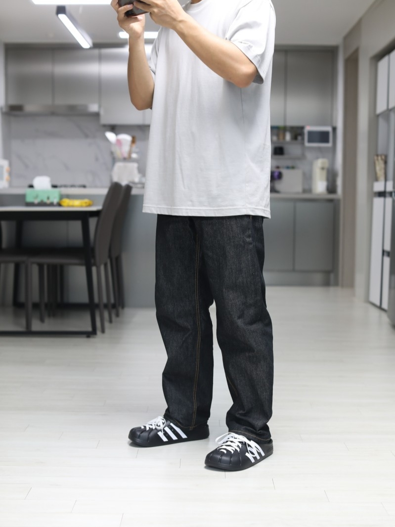 Adidas Adilette Clog Black White 착용 스타일