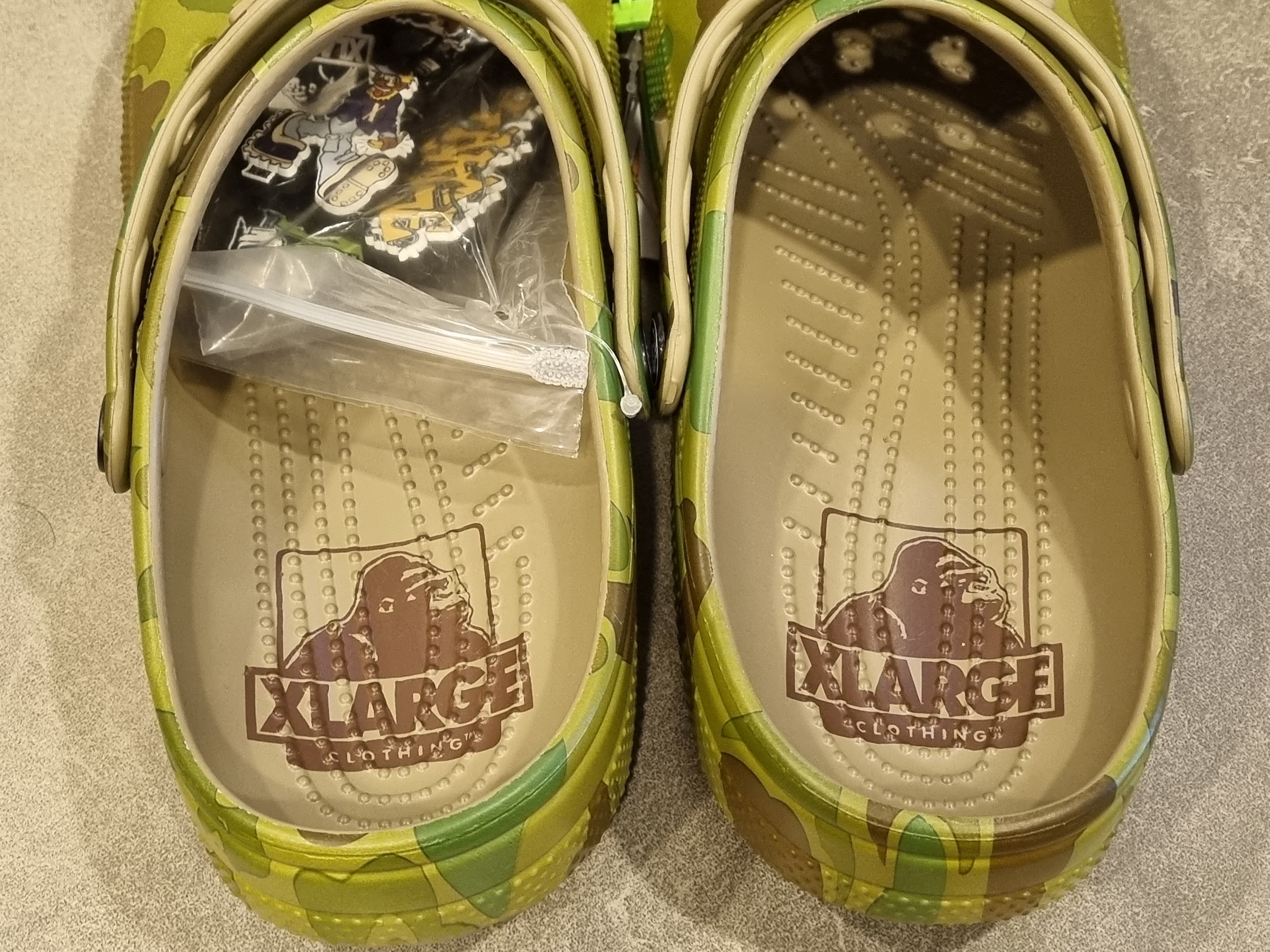 Crocs x XLarge Classic Clog Camo 착용 스타일 - 2