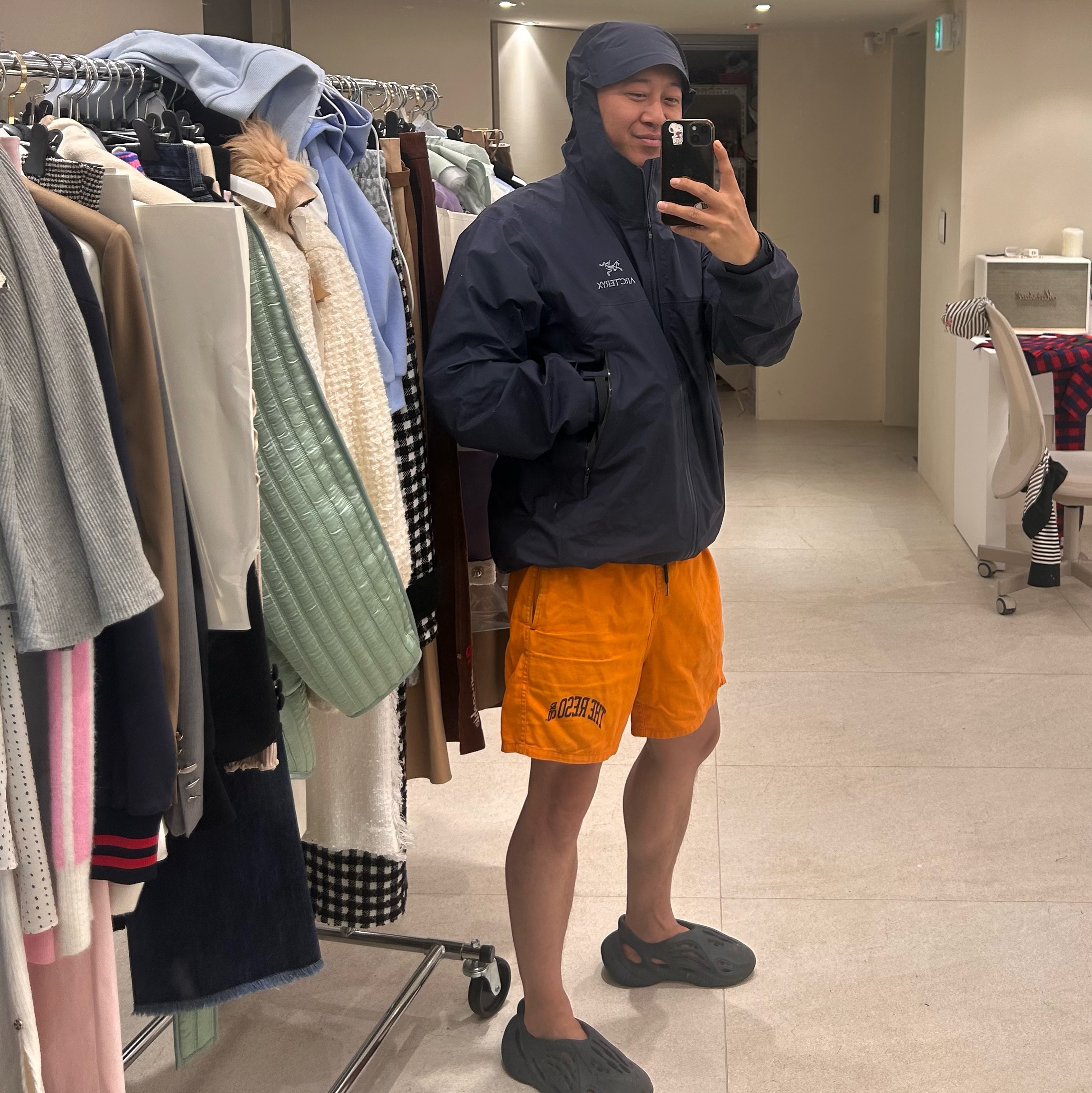 Arc'teryx Beta LT Jacket Black Sapphire, Adidas Yeezy Foam RNNR Mineral Blue 착용 스타일