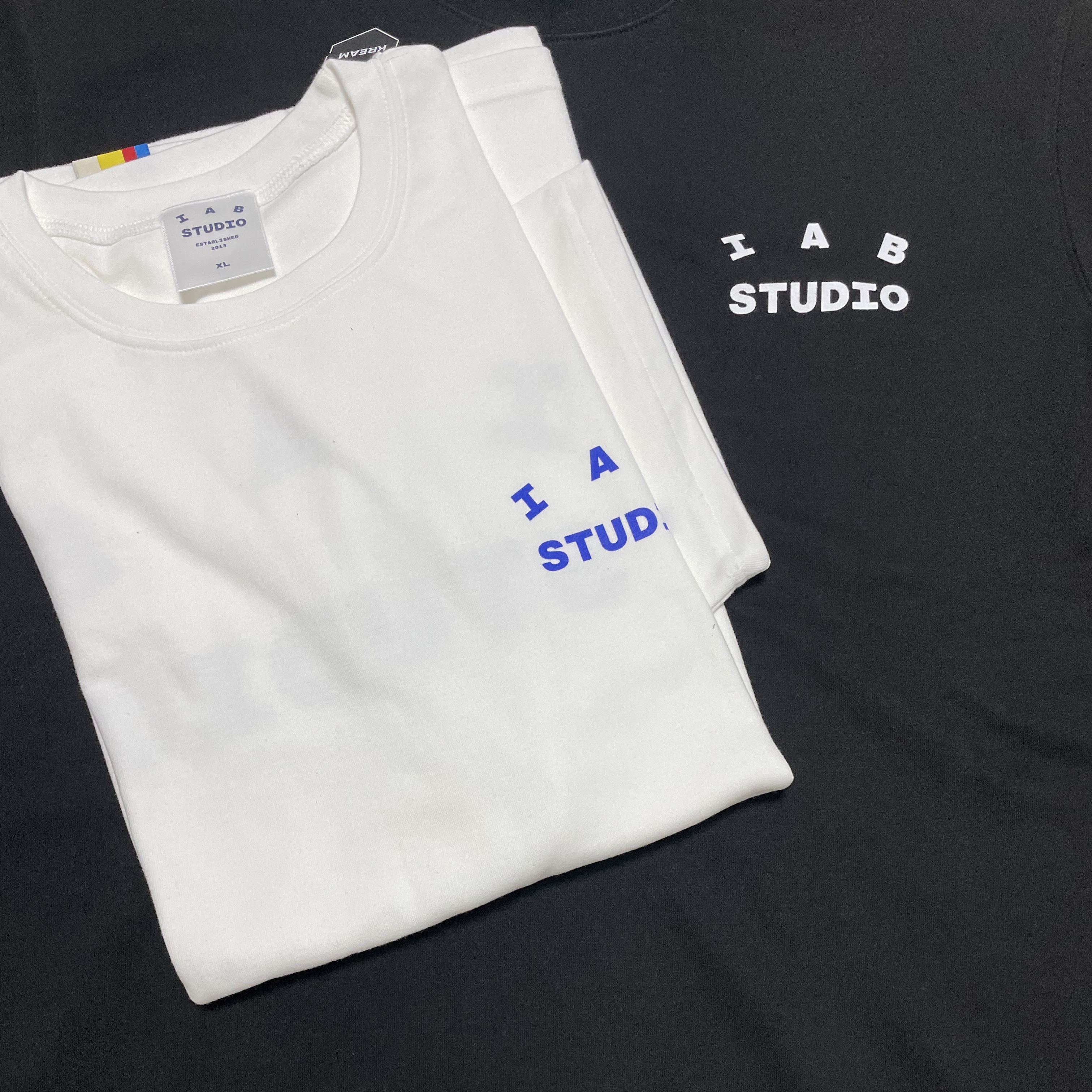IAB Studio 10th Anniversary T-Shirts Pack White & Black (2 Pack) 착용 스타일