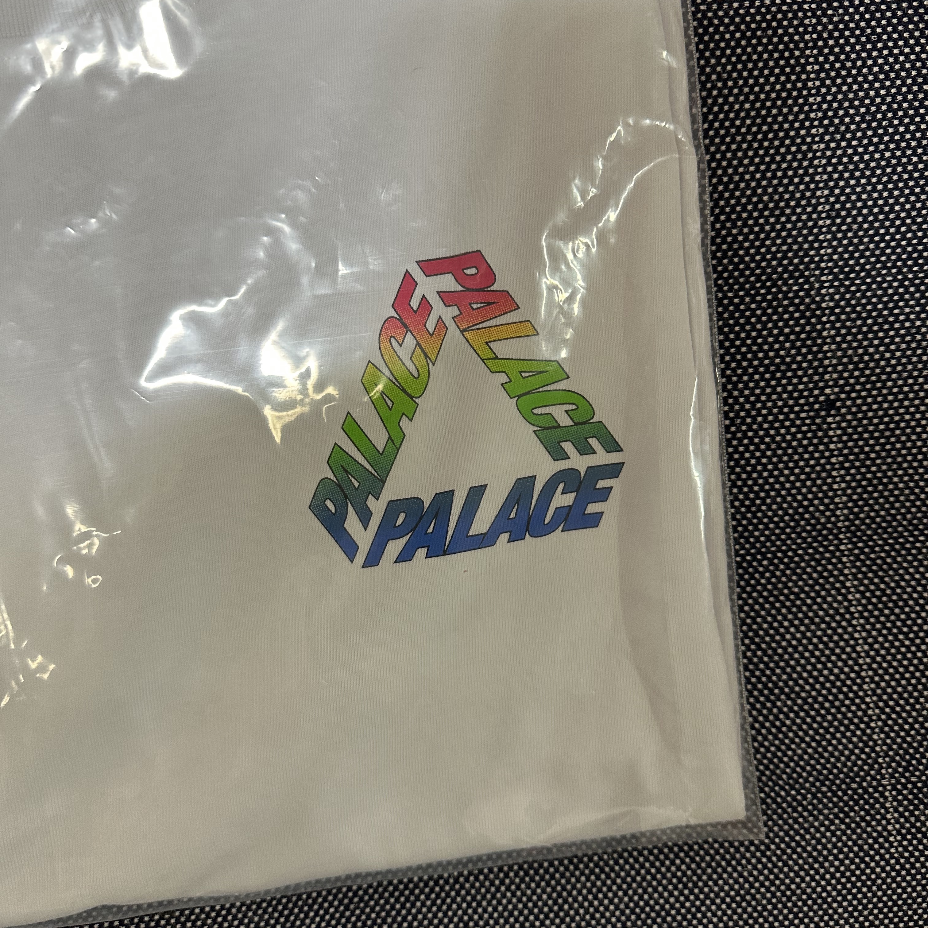 Palace Spectrum P3 T-Shirt White - 23SS 착용 스타일