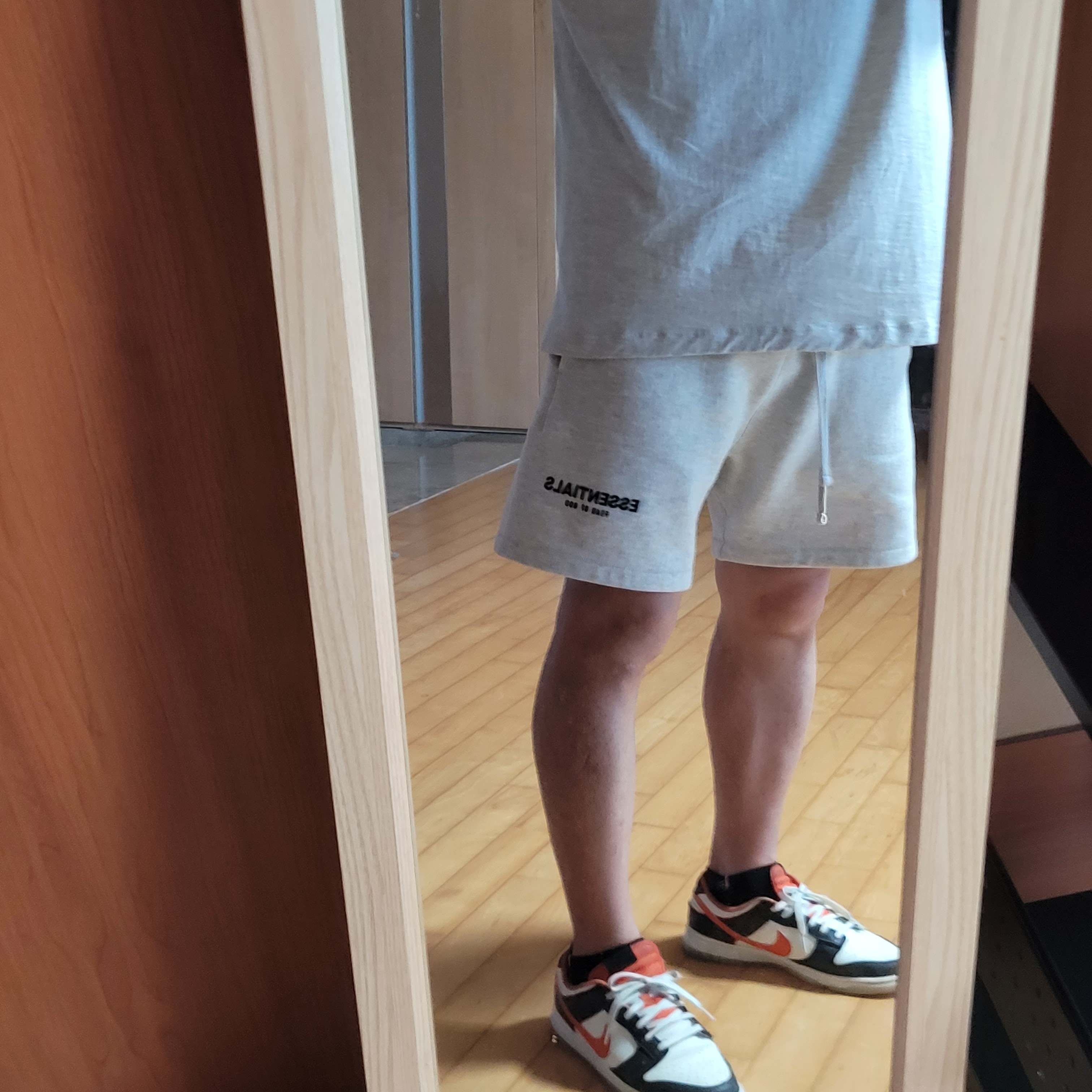 Essentials The Core Collection Sweatshorts Light Oatmeal, Essentials The Core Collection T-Shirt Light Oatmeal 착용 스타일