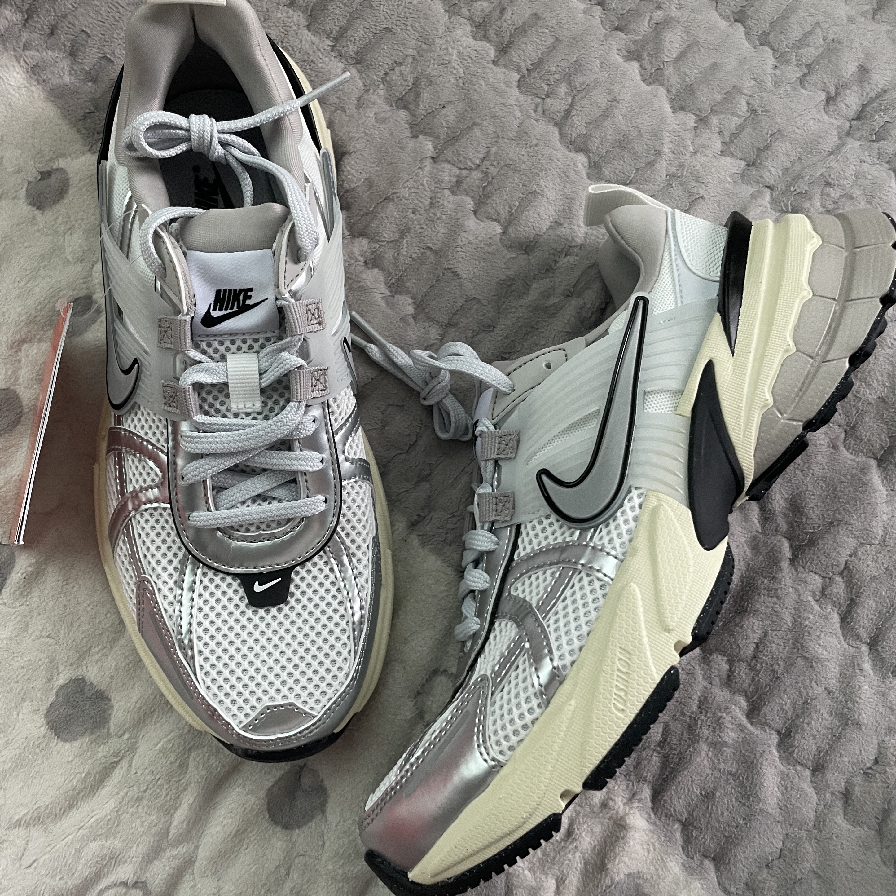 Nike V2K Run Summit White Metallic Silver 착용 스타일